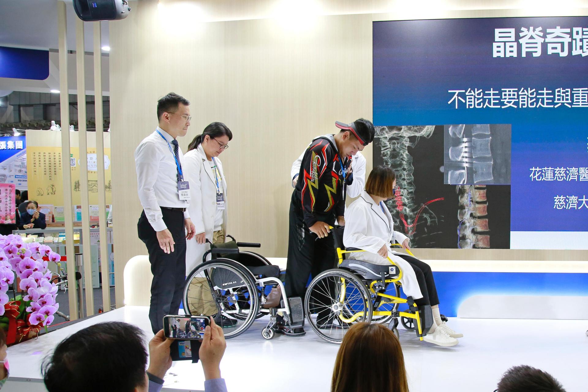 達哥推著輪椅邁開步伐前進，也示範已能夠單腳支撐自己。