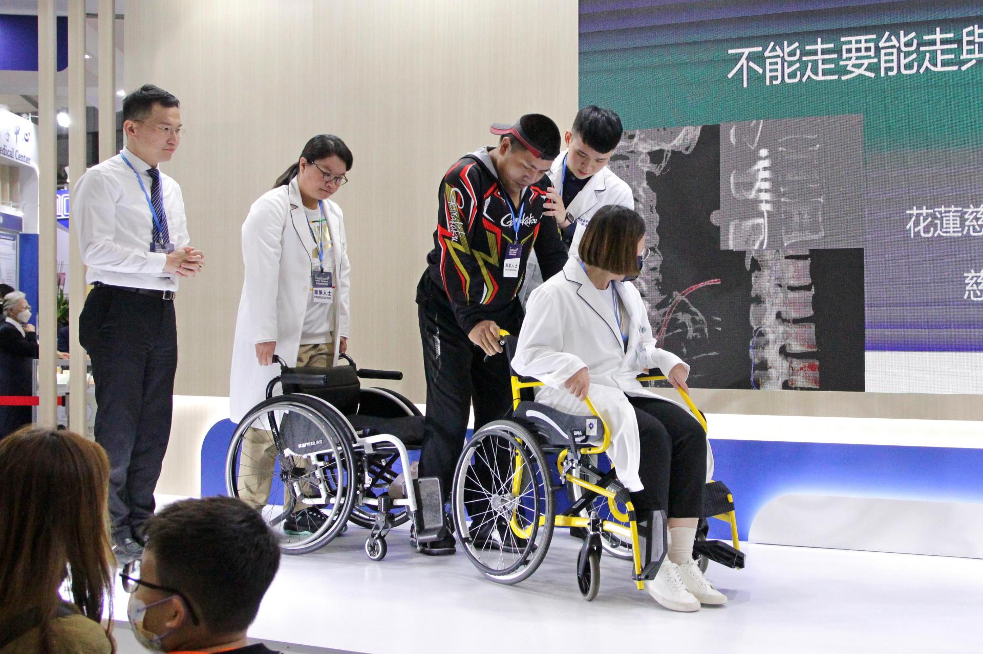 達哥推著輪椅邁開步伐前進，也示範已能夠單腳支撐自己。