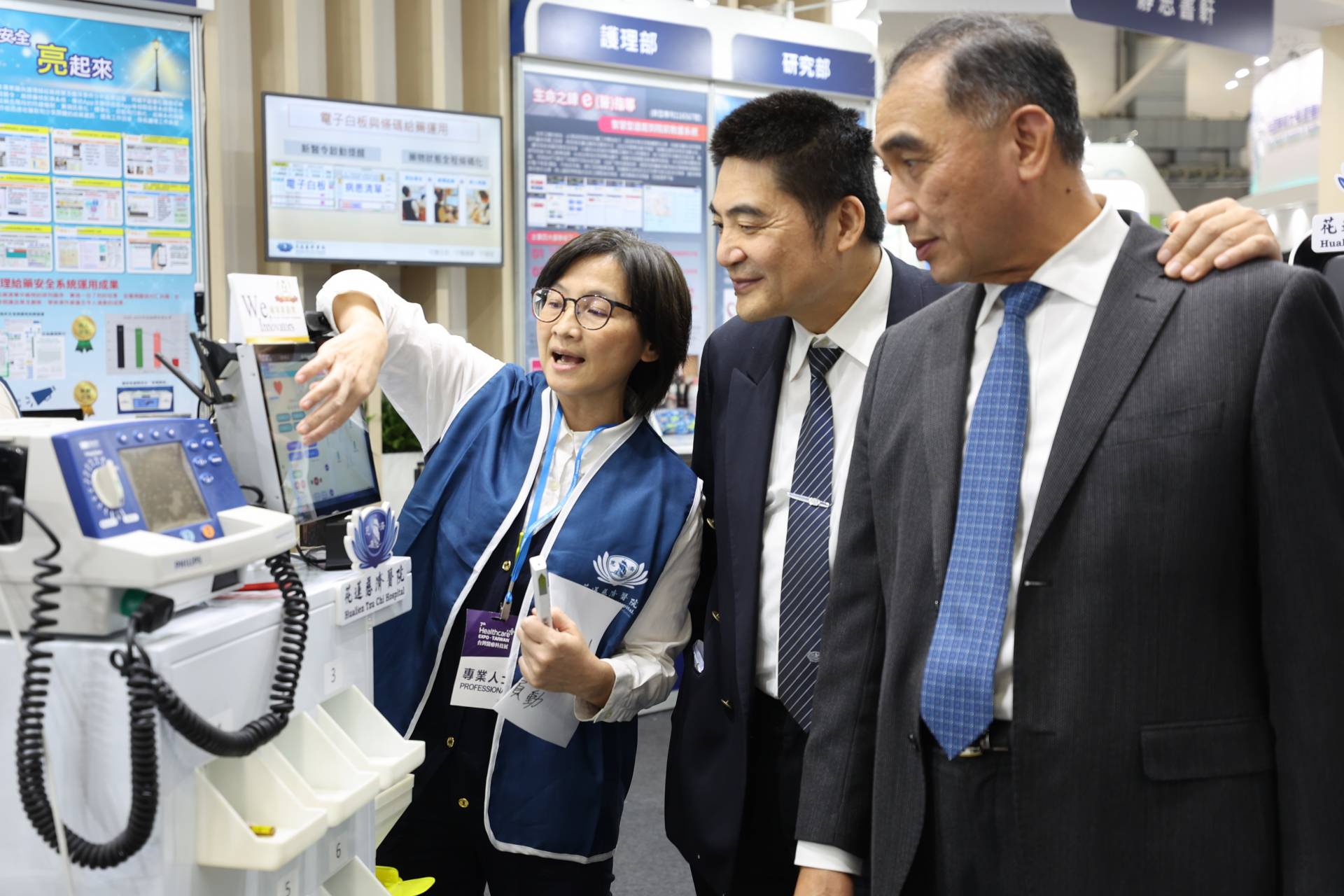 花蓮慈院急診部醫師賴佩芳(左)，在2023台灣醫療科技展，向羅慶徽副院長(中)、實業家，介紹急救智慧醫療車「智能九號生命之鏈」。