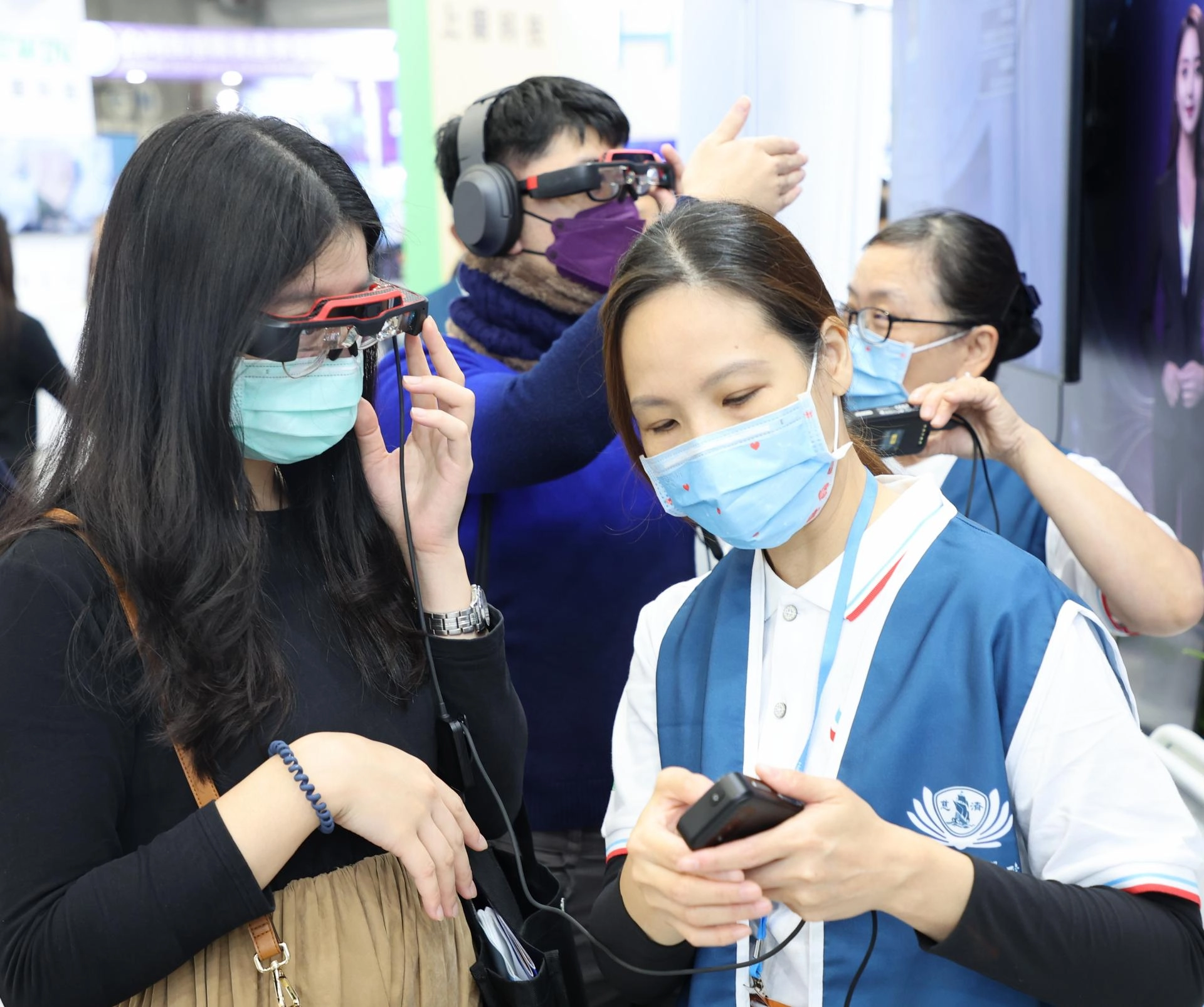 慈濟骨髓幹細胞中心於2023年台灣醫療科技展期間展出「髓緣元宇宙」&「智能解說員」，吸引不少民眾前來以體驗。