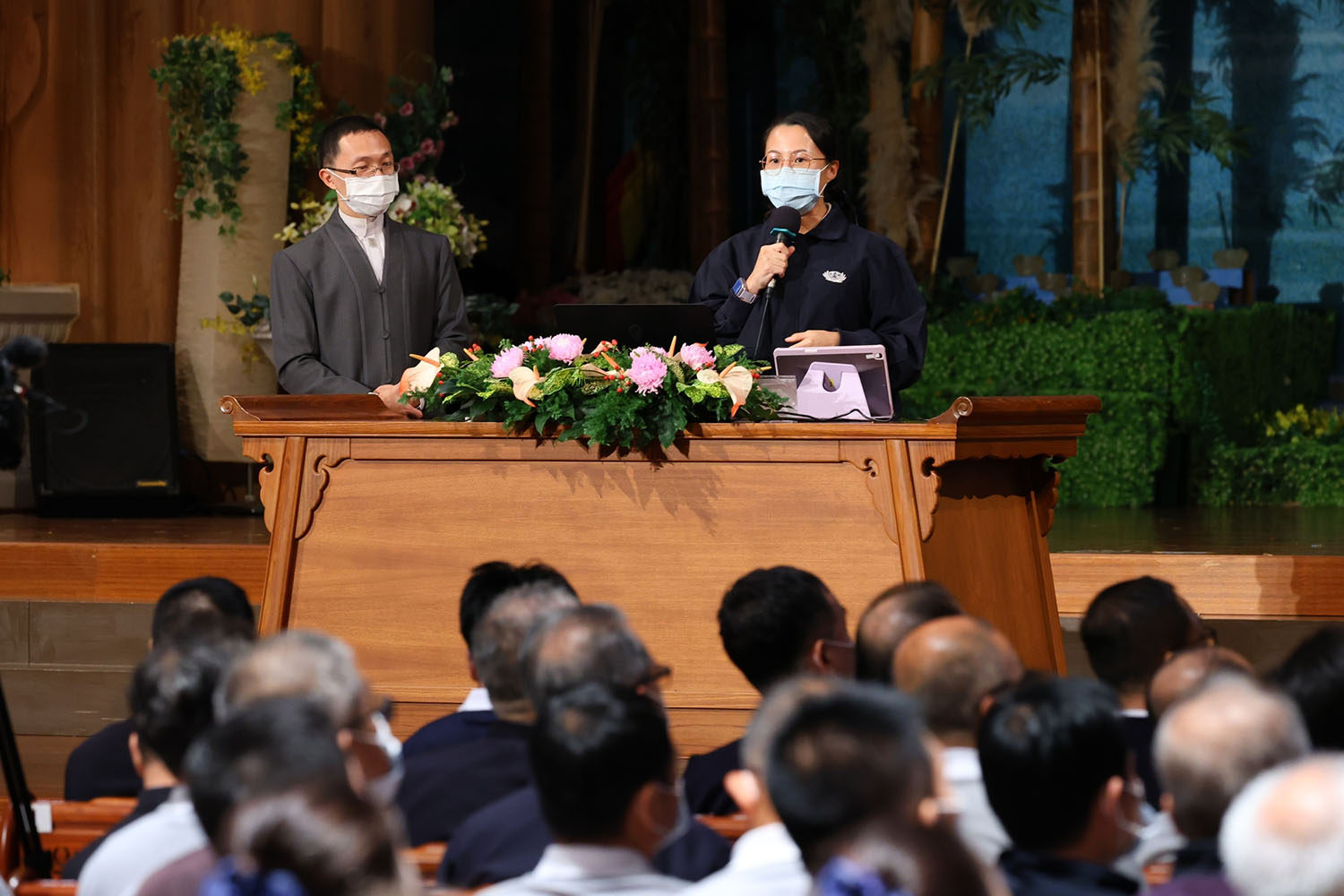 新加坡慈青學長張玉佳(右)上台分享到尼泊爾用影視紀錄佛陀誕生地─藍毘尼。(攝影:楊凱誠)
