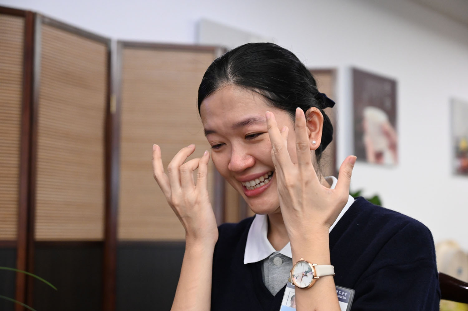 印尼的陳麗善想到終於實現20多年前的受證願望─成為慈濟委員,陳麗善忍不住落淚。(攝影:羅勇輝)