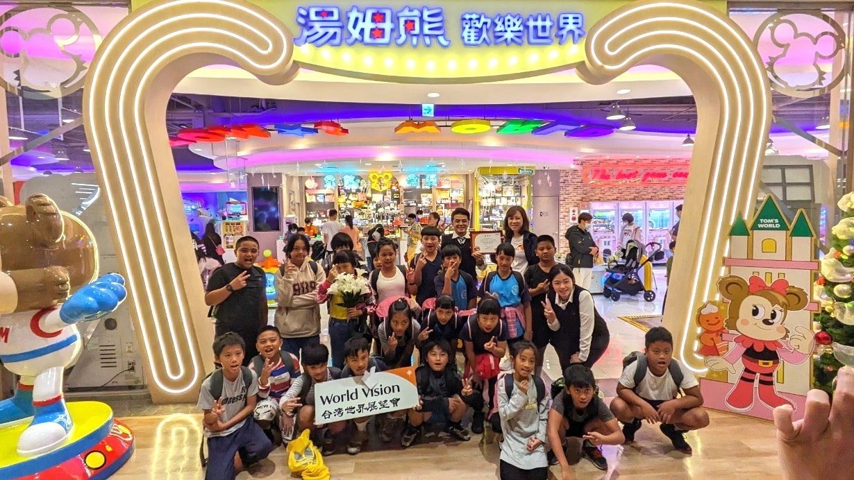 湯姆熊歡樂世界高雄岡山樂購廣場店提供免費遊戲代幣，讓多納國小歌謠隊的兒少們於演出活動前至館內開心遊玩