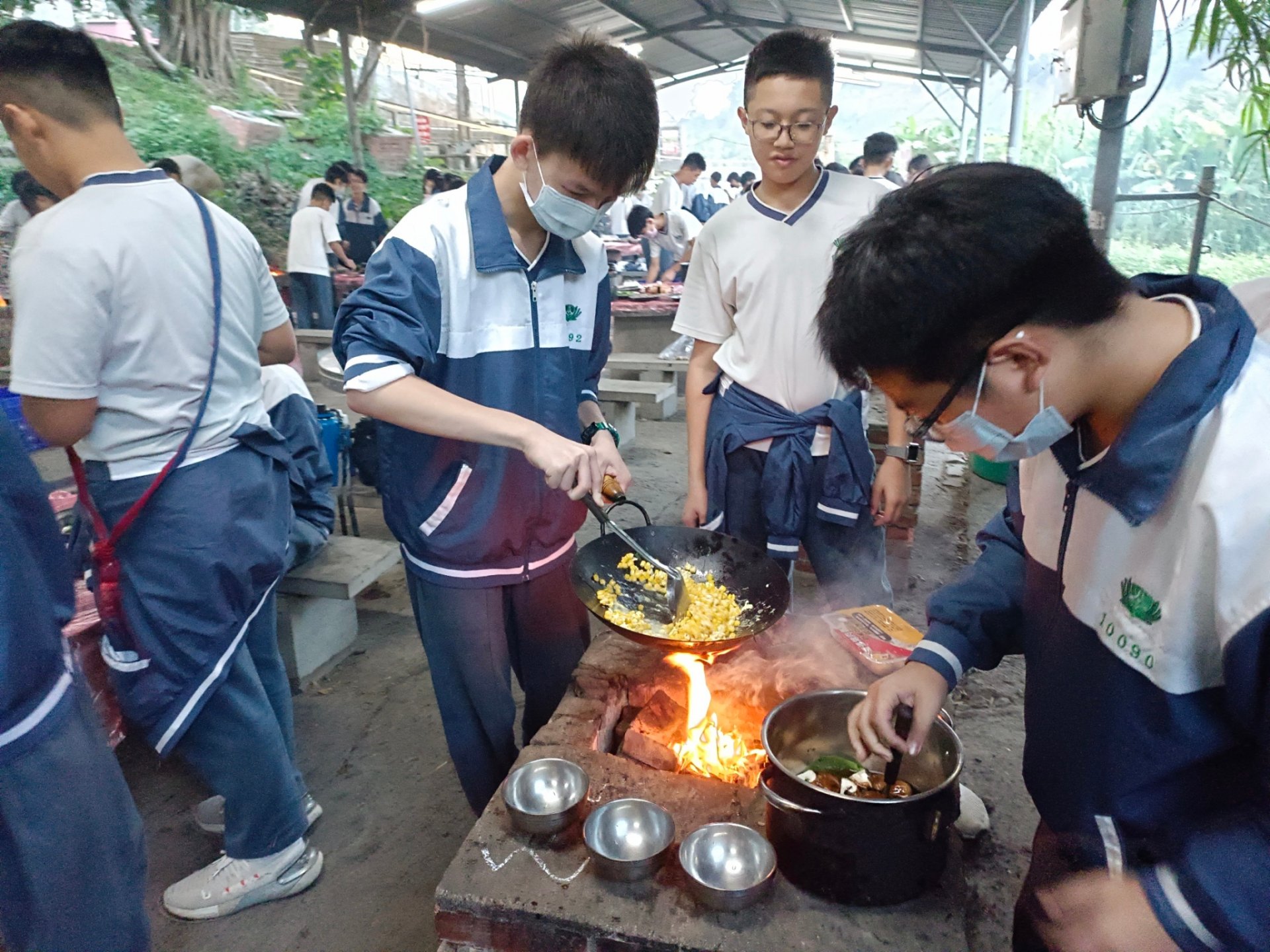 宿營野炊中體驗生火煮飯的不易。