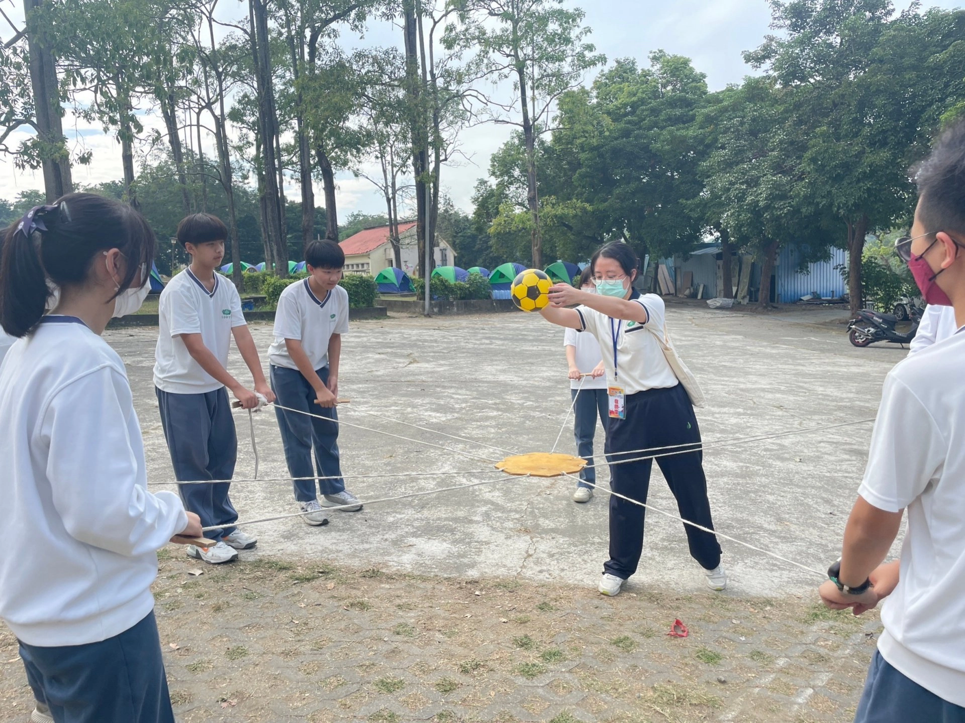 導師與同學們齊心完成團康任務。