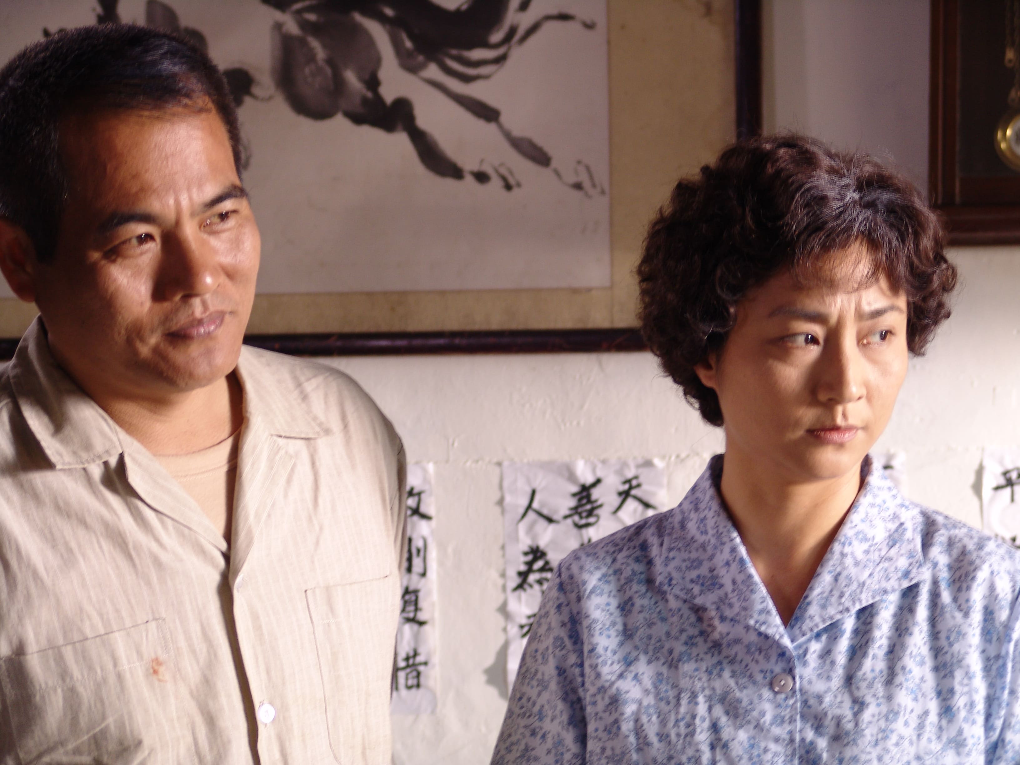 《草山春暉》中王豪(左)與楊麗音(右)演出高家父母。