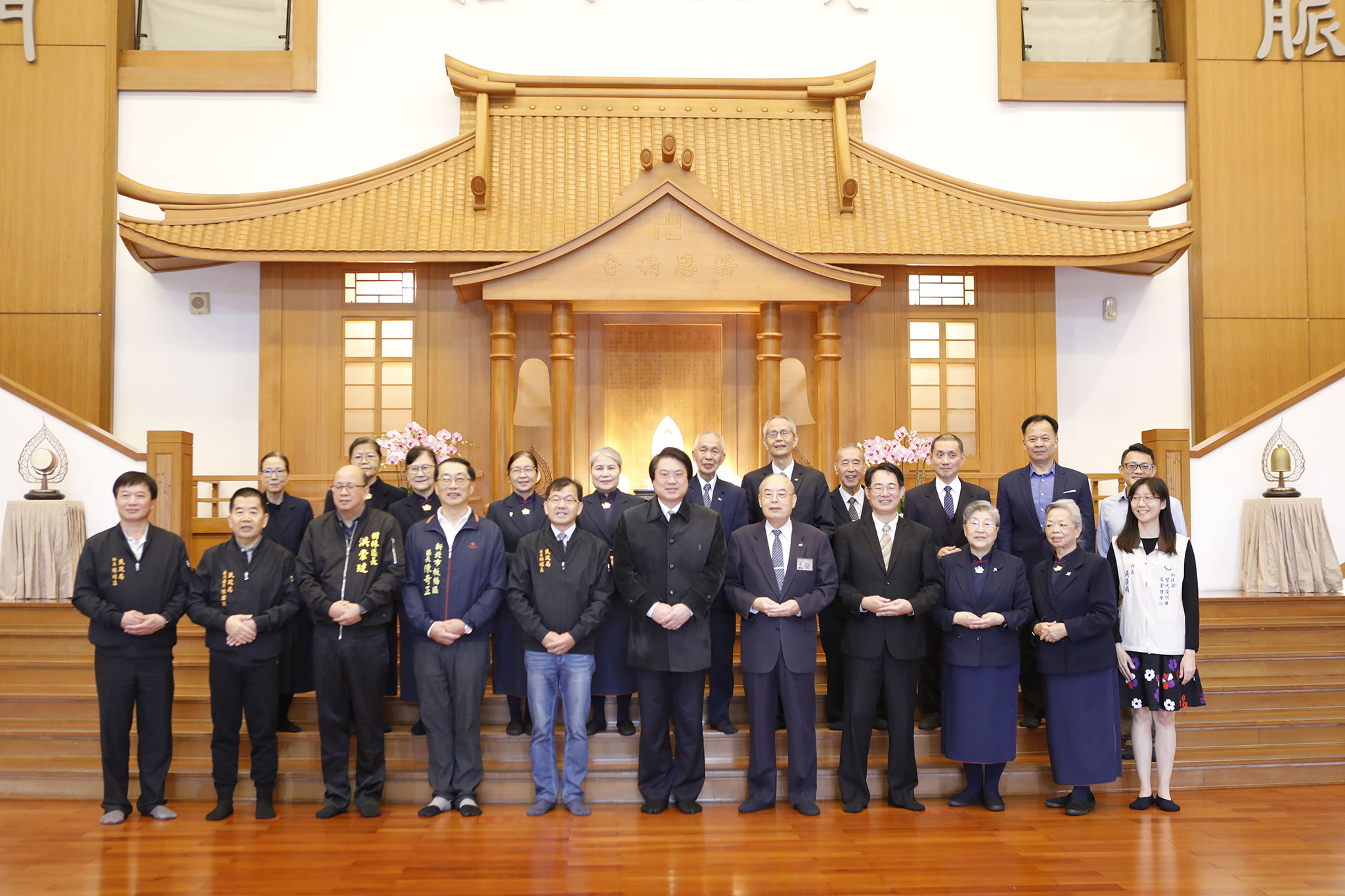 內政部長林右昌與慈濟志工合影