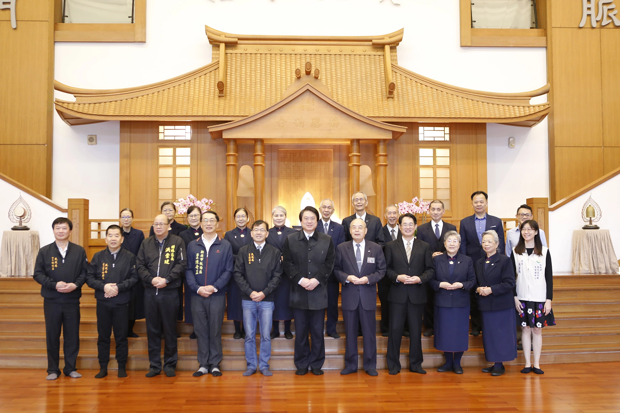 內政部長林右昌與慈濟志工合影