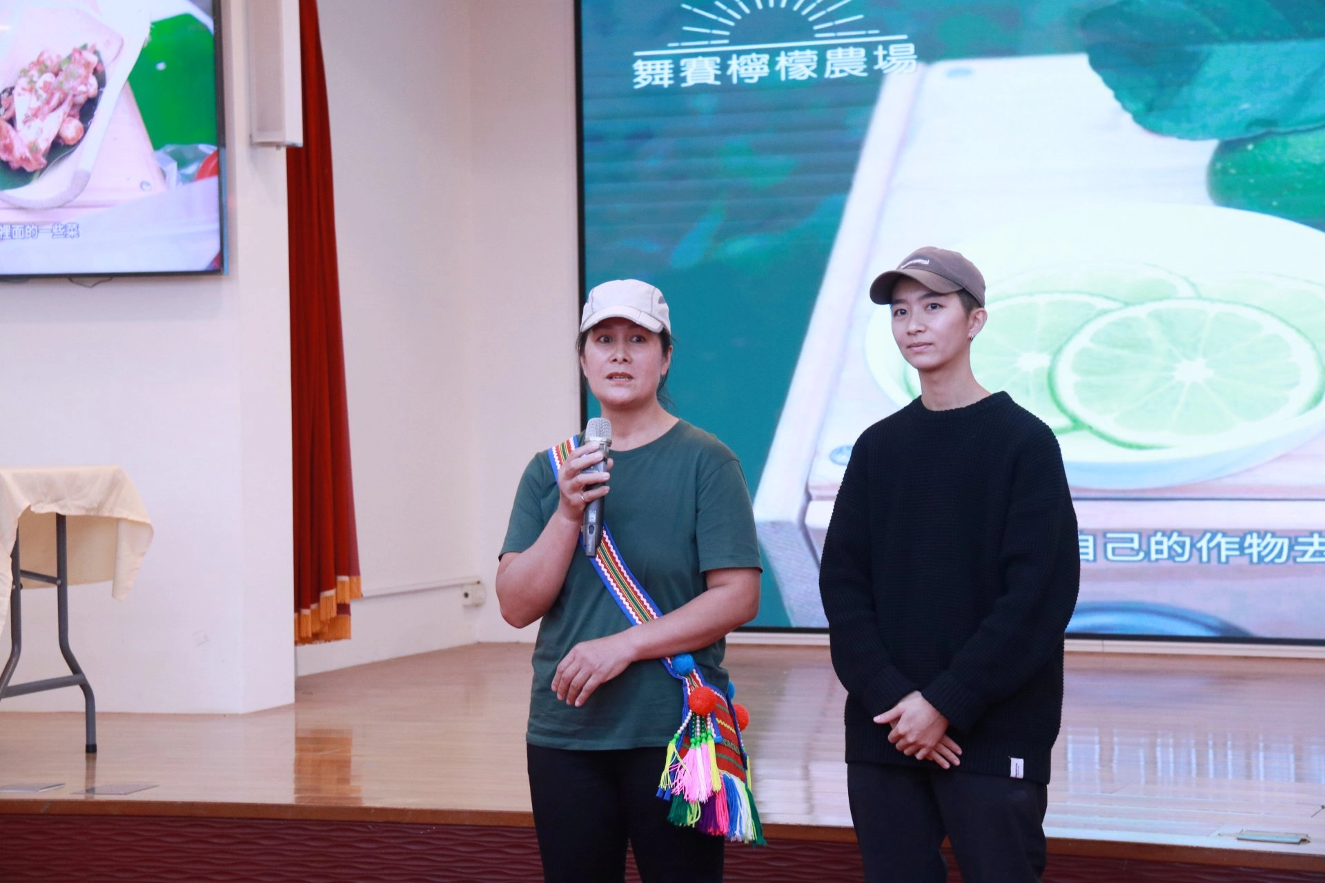 舞賽檸檬農場」的舞賽(林春玉)說，為了健康決定學習有機栽培，最後轉型成功，卻因為沒有行銷管道只能拿到附近的市場賤賣，疫情期間在台北工作的女兒林憶茹試著幫母親把商品放在臉書或IG上分享，獲得消費者好評今天他也很期待看到影片，讓更多人看到小農的堅持。