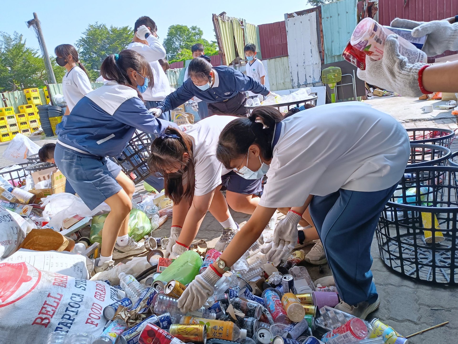 環保站志工服務同學們積極把握分秒,彎腰勤做分類。