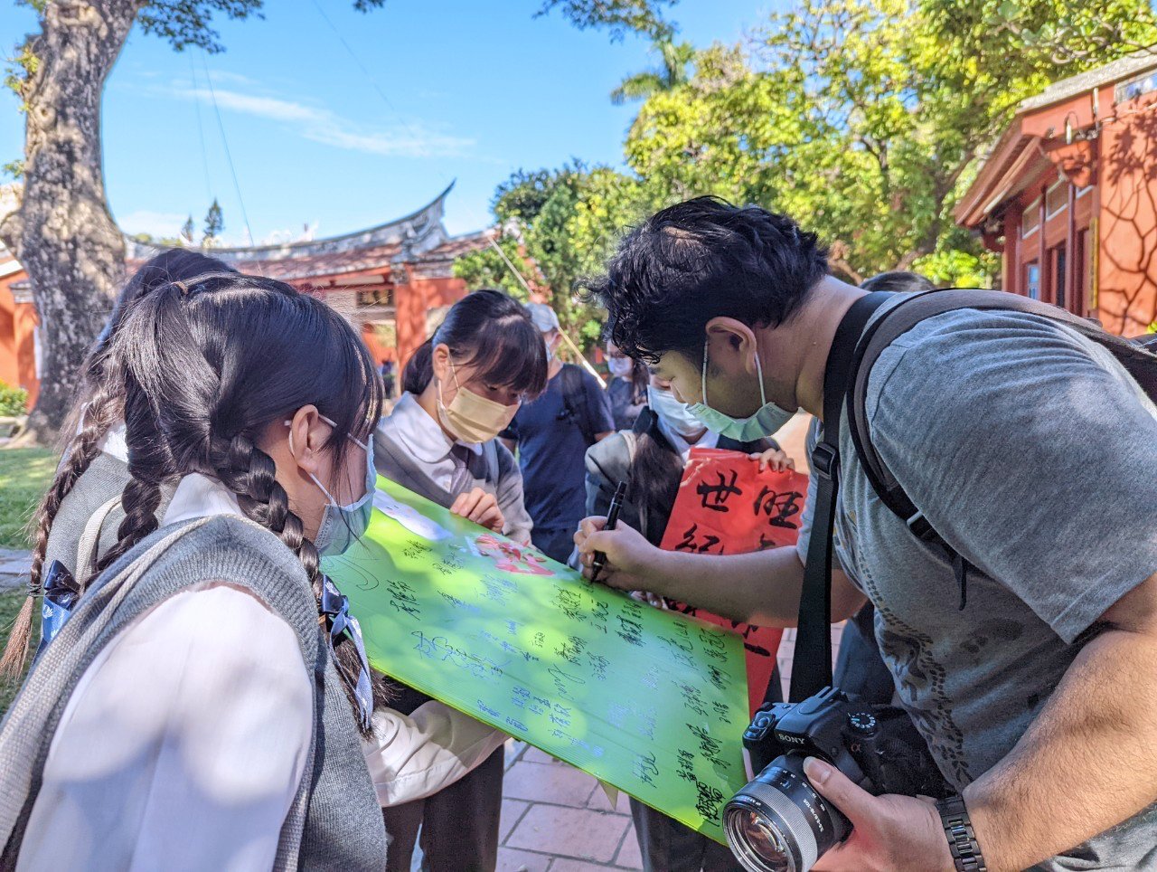 學生向孔廟商圈的遊客們倡議宣導推行一日五善。
