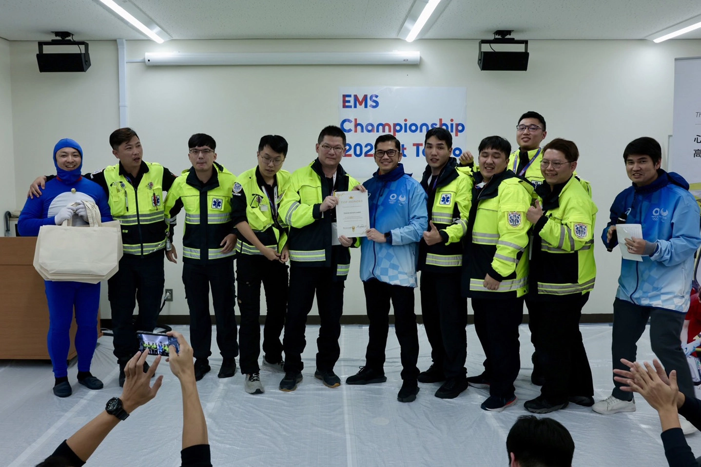 台北慈濟醫院急診部陳玉龍醫師率領新北救護聯隊，勇奪2023年AAEMS亞洲緊急救護競賽冠軍。