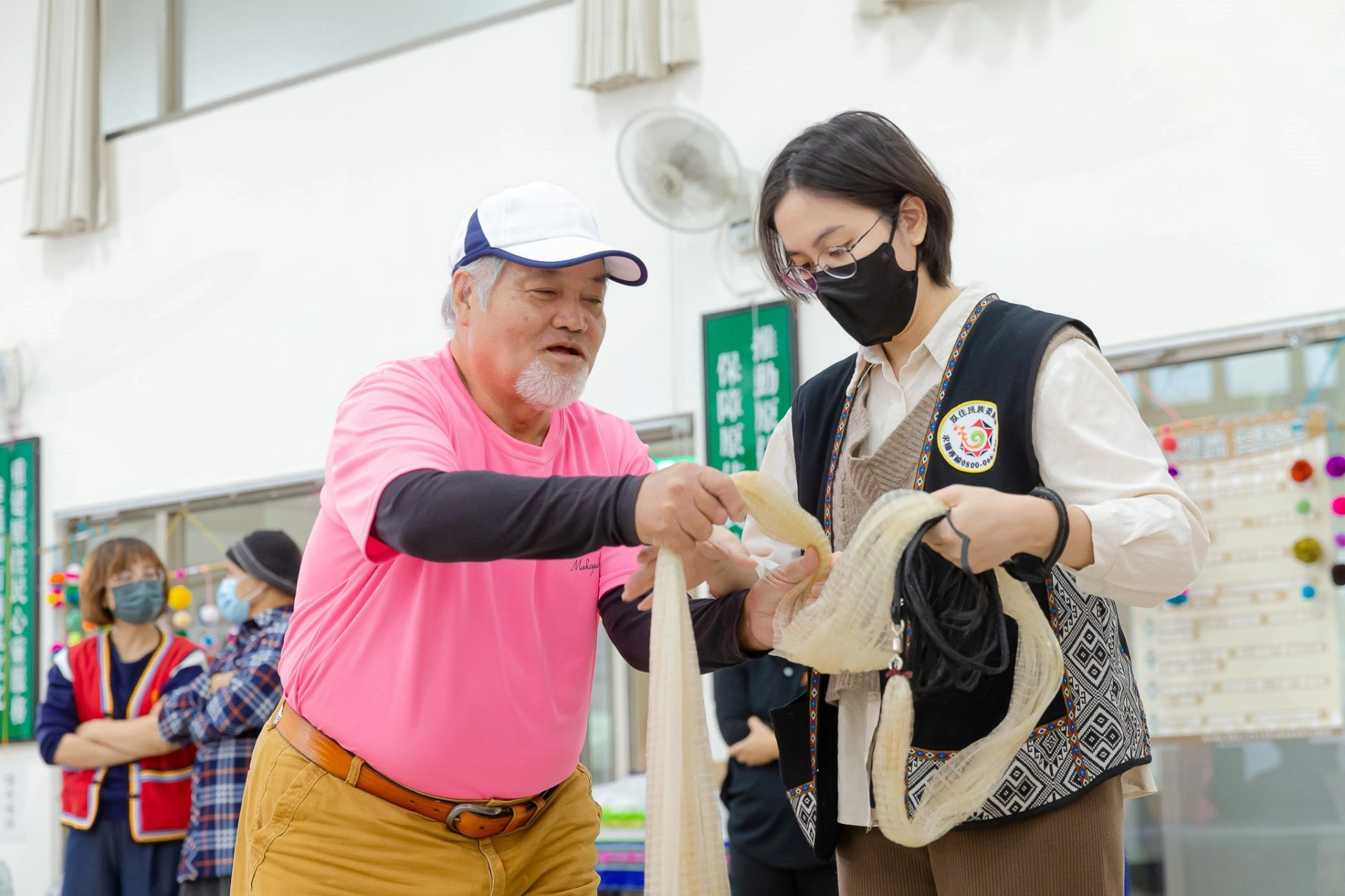 田伯伯熱心的指導原民會派駐桃園市就服員撒魚網的技巧。