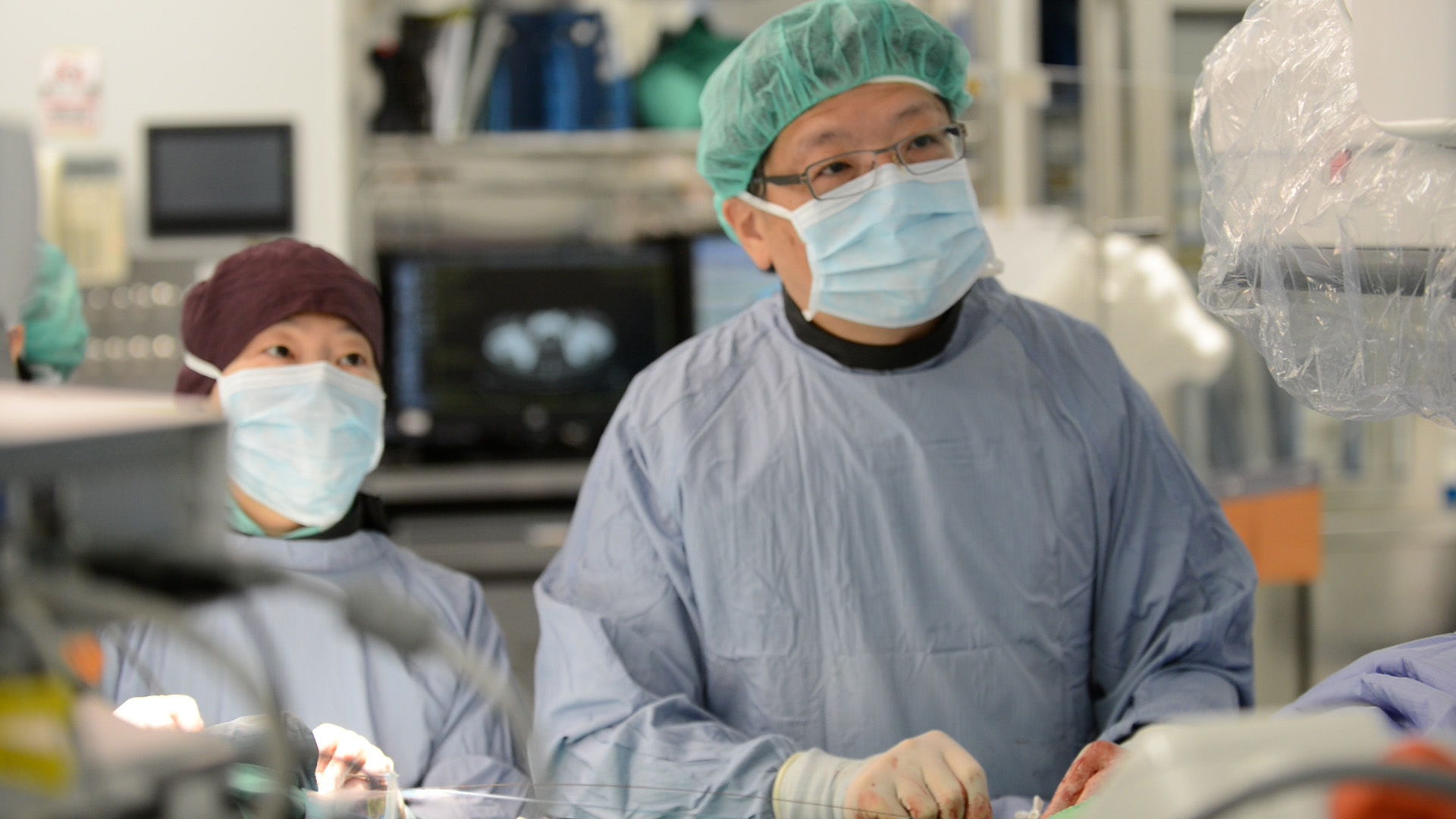 諶大中主任於複合式手術室執行導管手術。