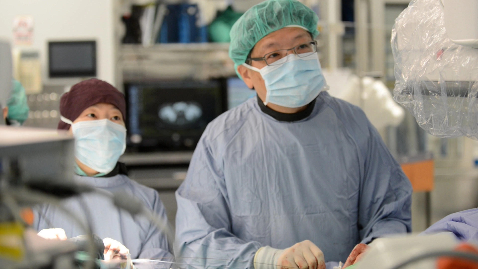 諶大中主任於複合式手術室執行導管手術。