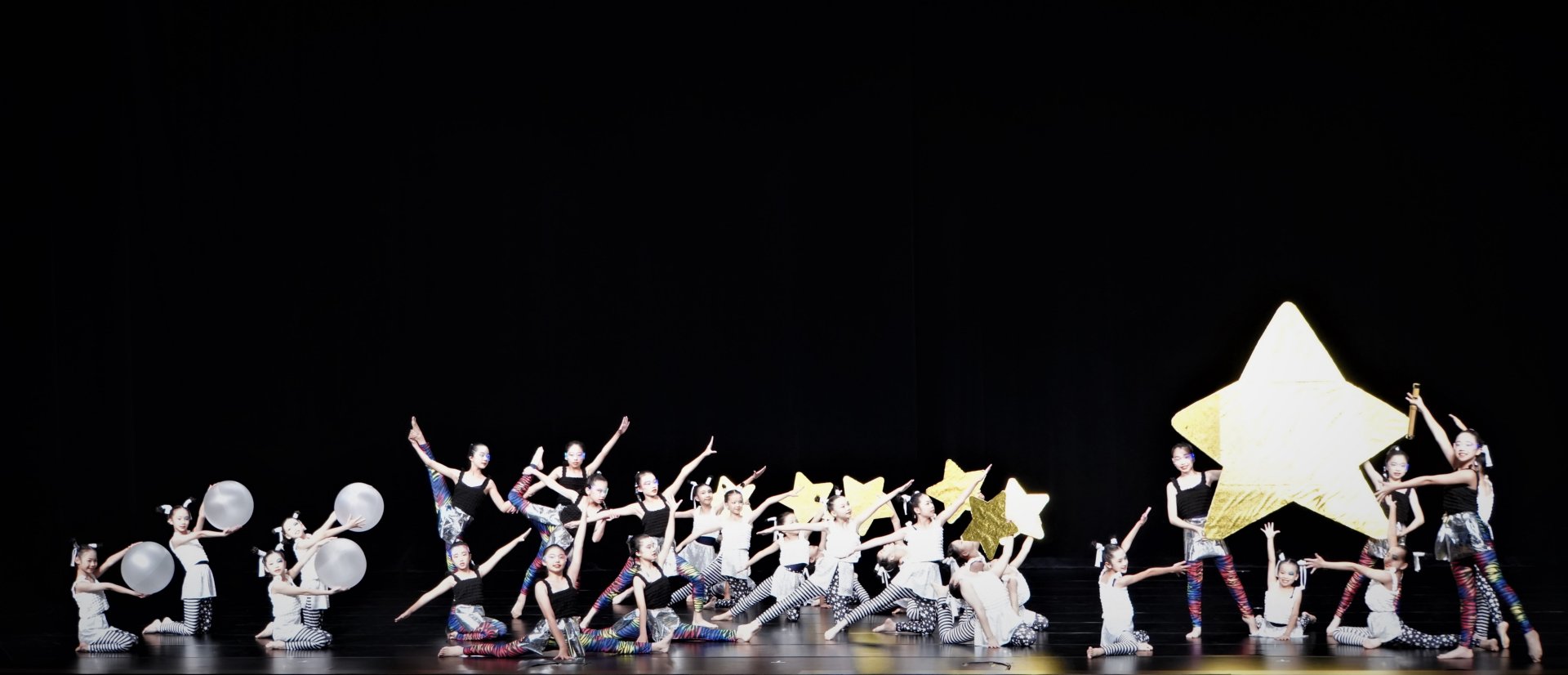 舞蹈校隊在李佩璇老師、譚雯雯老師、王昭堂老師的指導下以〈追尋宇宙無敵星星〉現代舞，展現出肢體律動的美感，令人驚豔。