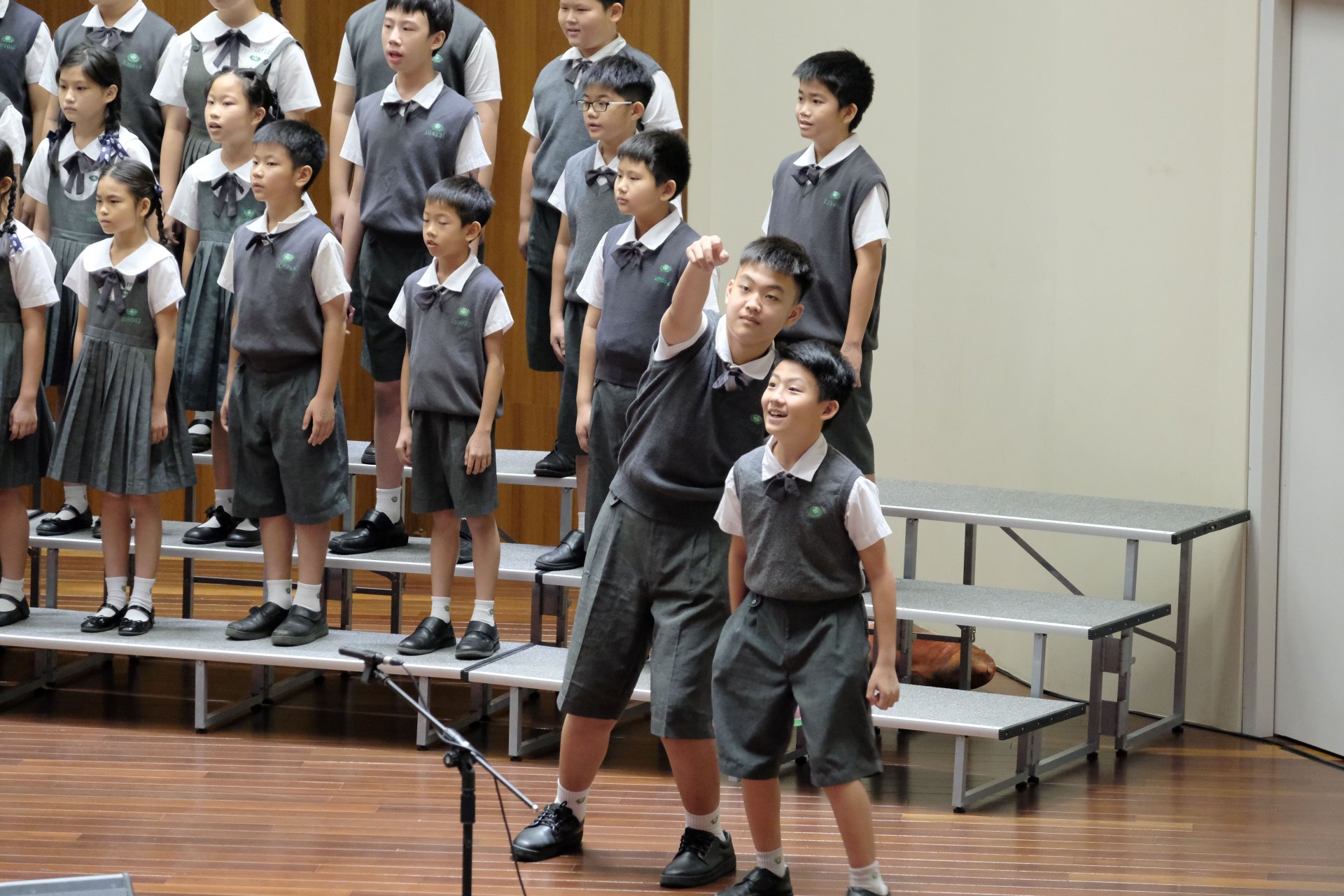合唱團演唱閩南語童謠〈點仔膠〉，搭配逗趣的戲劇，展現了臺灣文化的多樣性和豐富性。