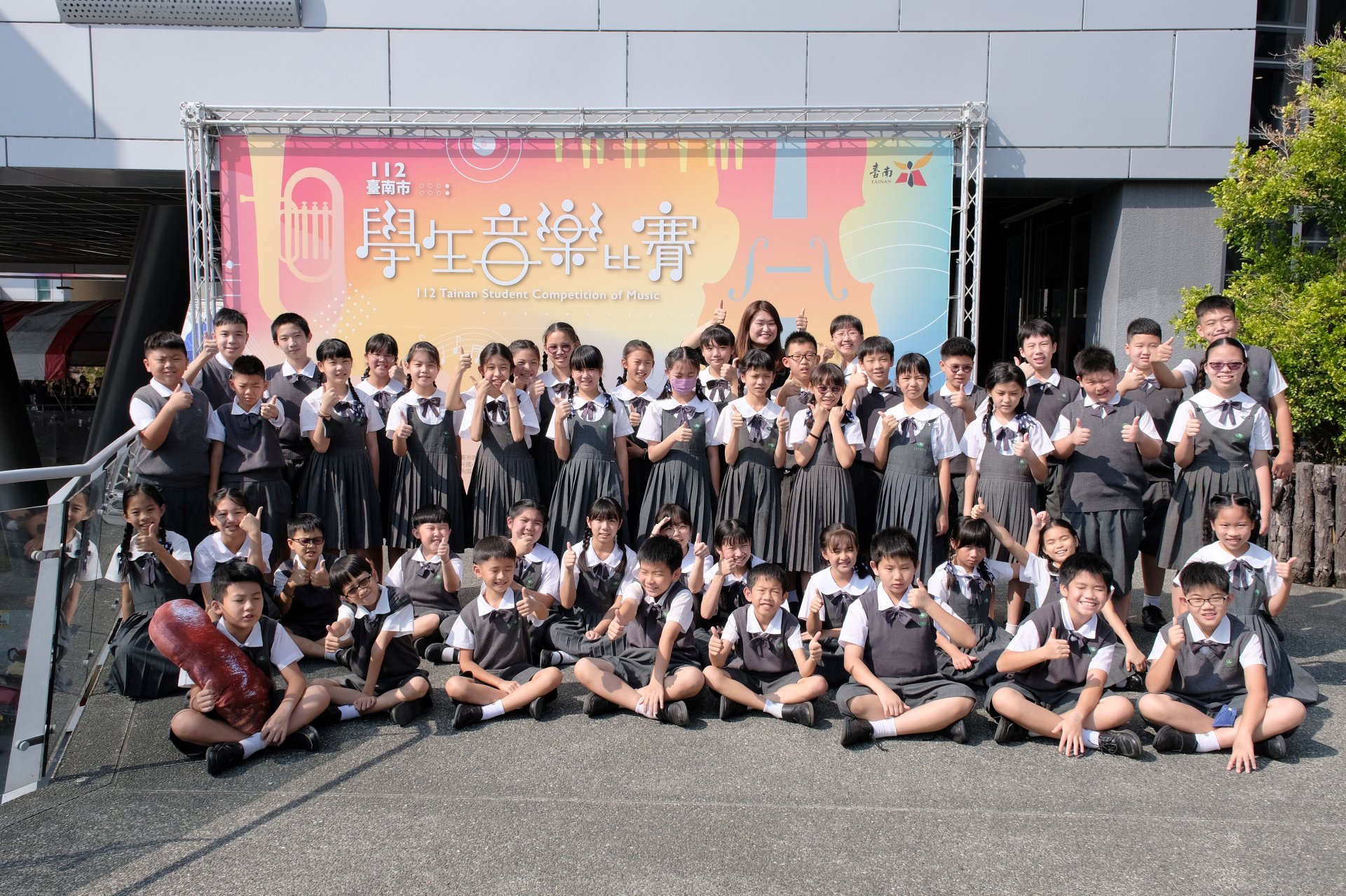 本校國小部合唱團參加師生鄉土歌謠比賽閩南語組榮獲特優，並代表臺南市參加全國比賽。