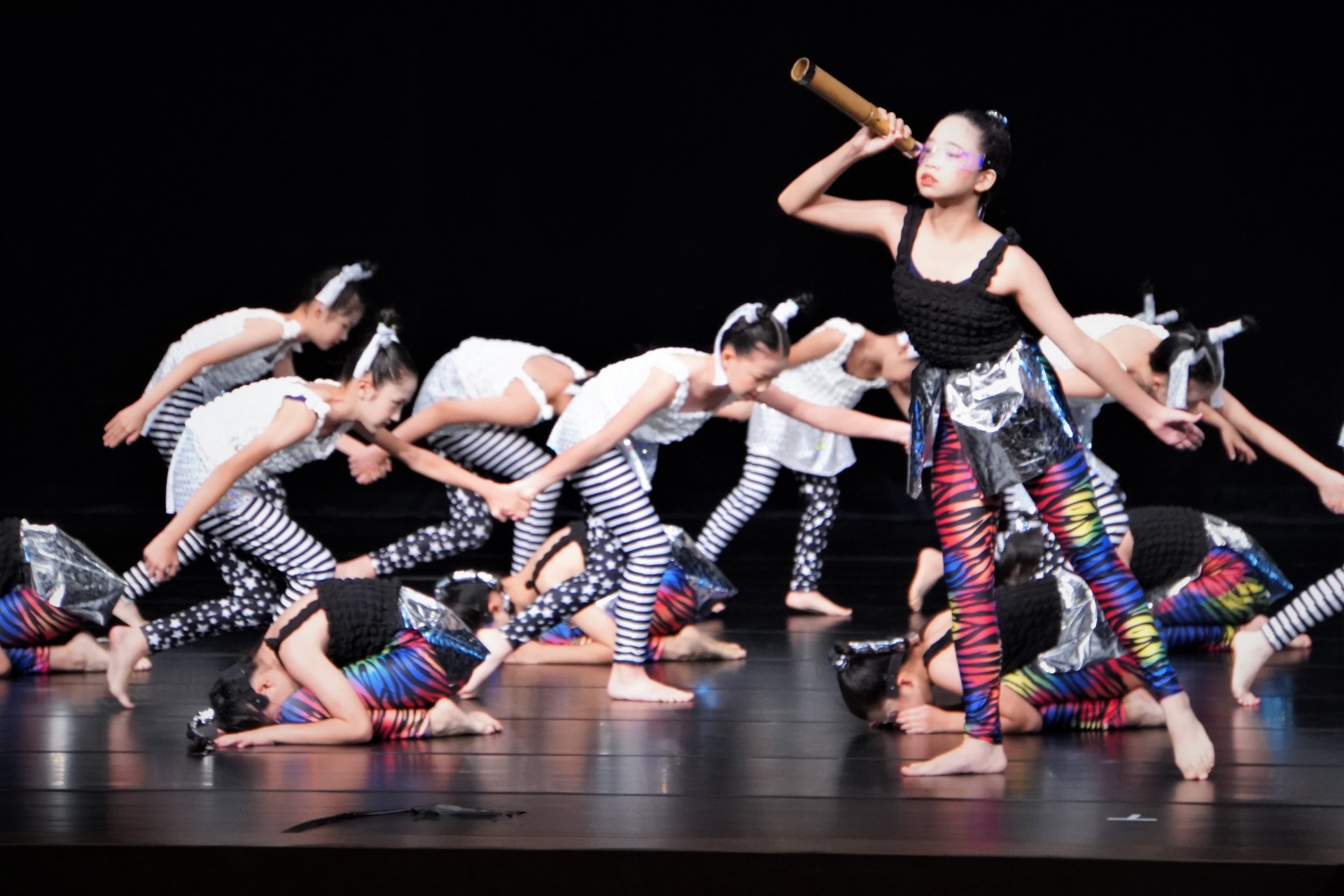 小舞者們，以肢體的語言，傳達出情感的表達，讓觀眾感受到舞者勇敢追夢的內心世界。