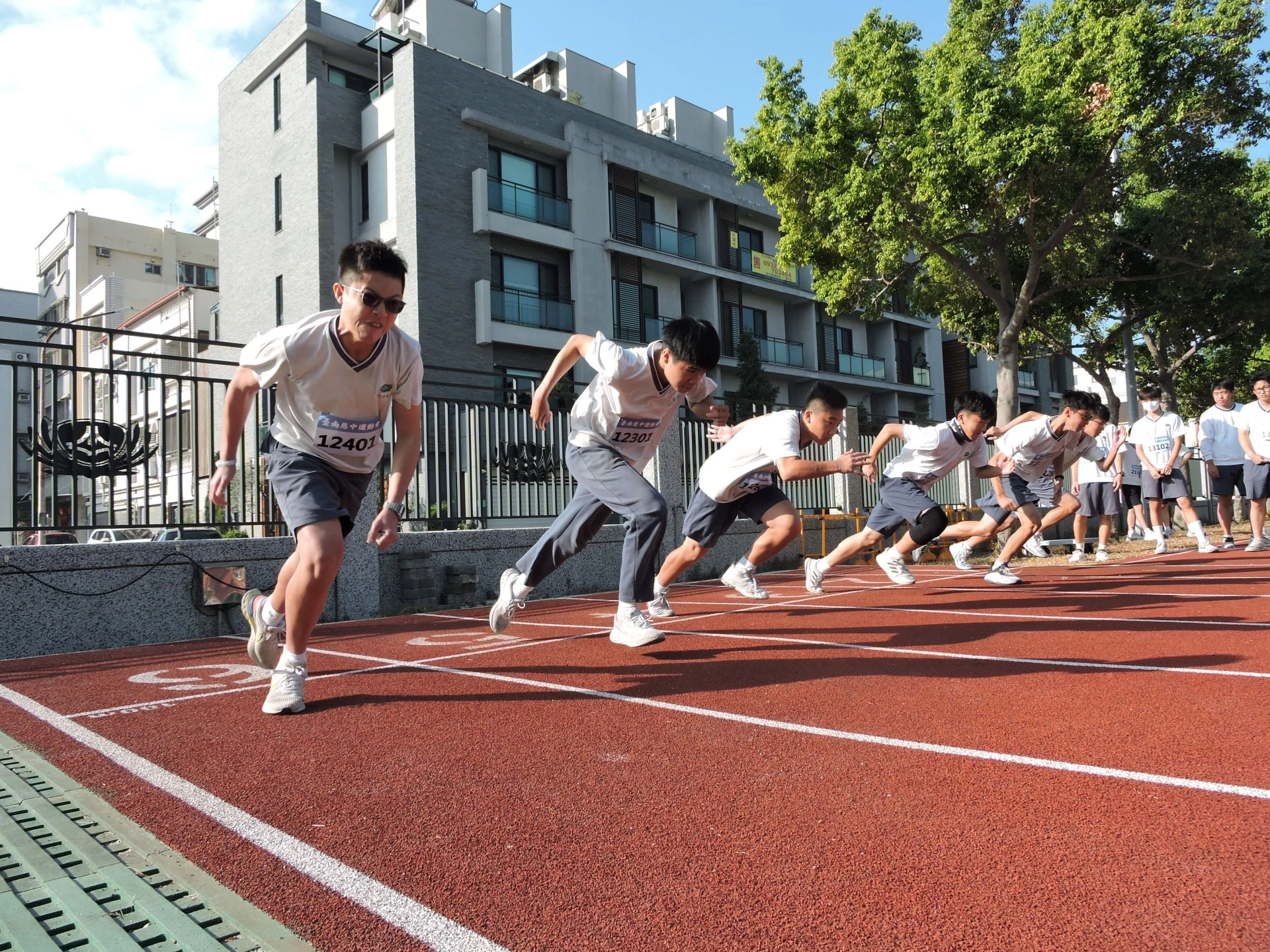 選手們起跑奮力衝刺！