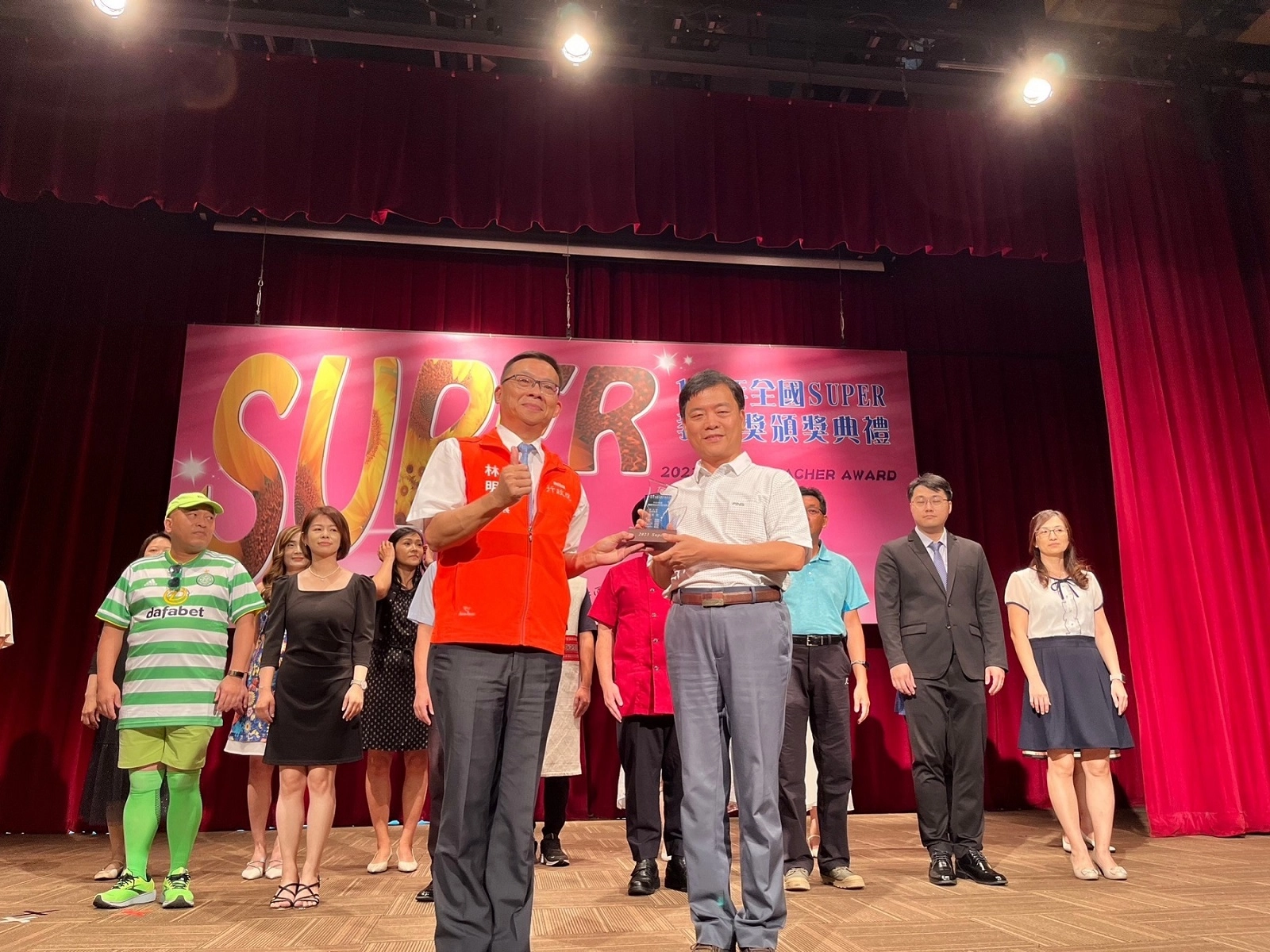 嘉義市宣信國小教師王文志（右）榮獲「112年度全國SUPER教師獎」國小組首獎。