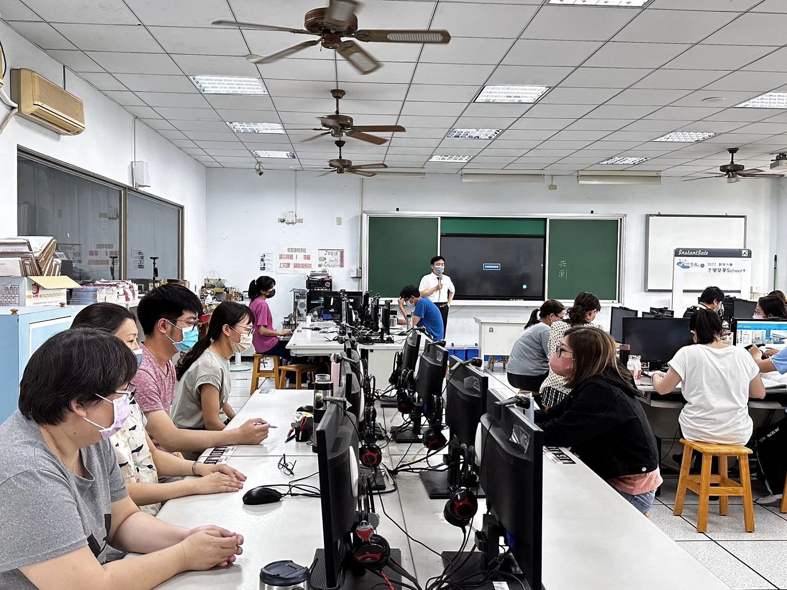 王文志主任在志航國小擔任科技化評量與因材網的跨平臺講師。