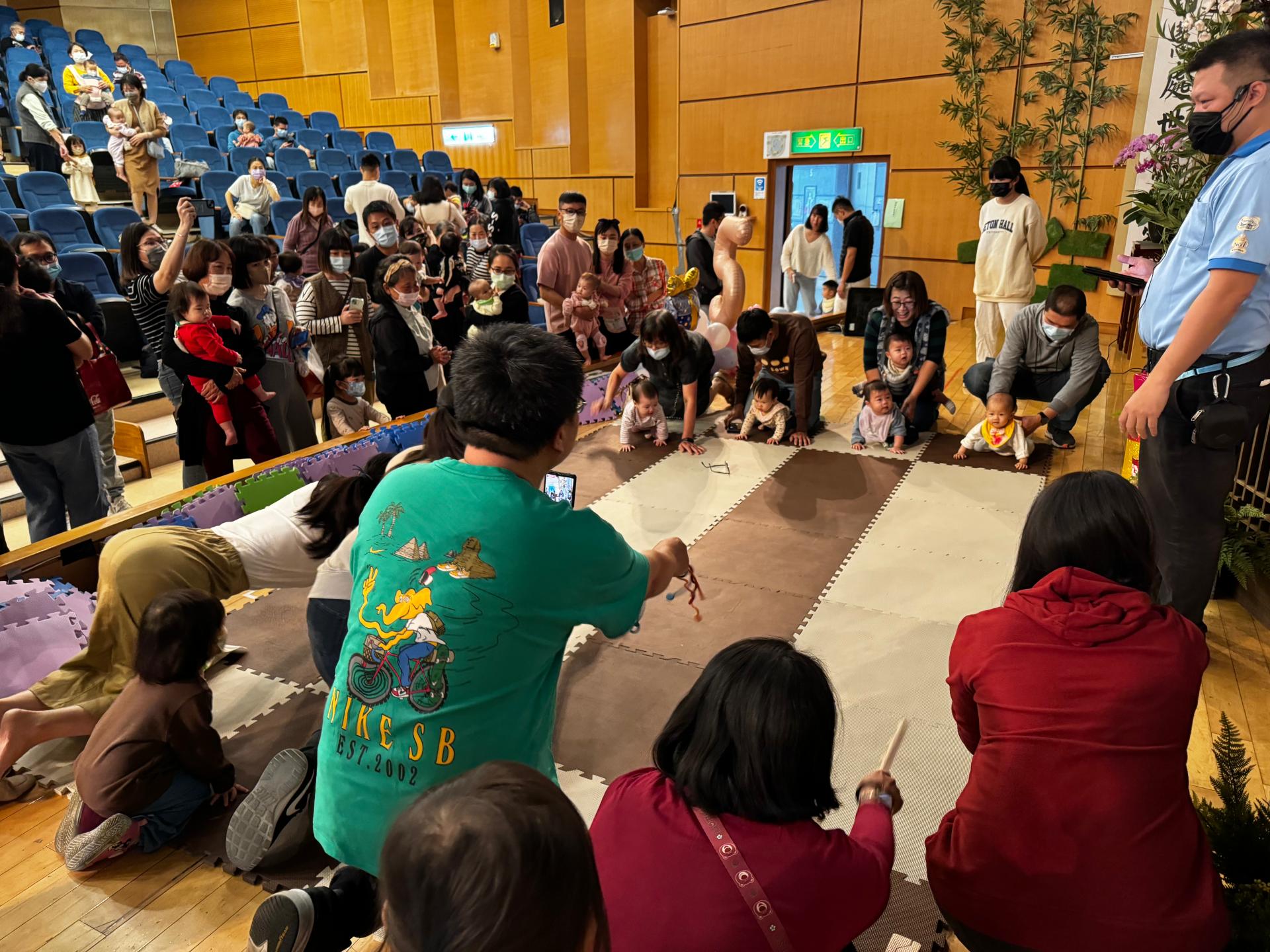 寶寶爬行比賽開始,小寶貝們「飆爬」搶萌主寶座