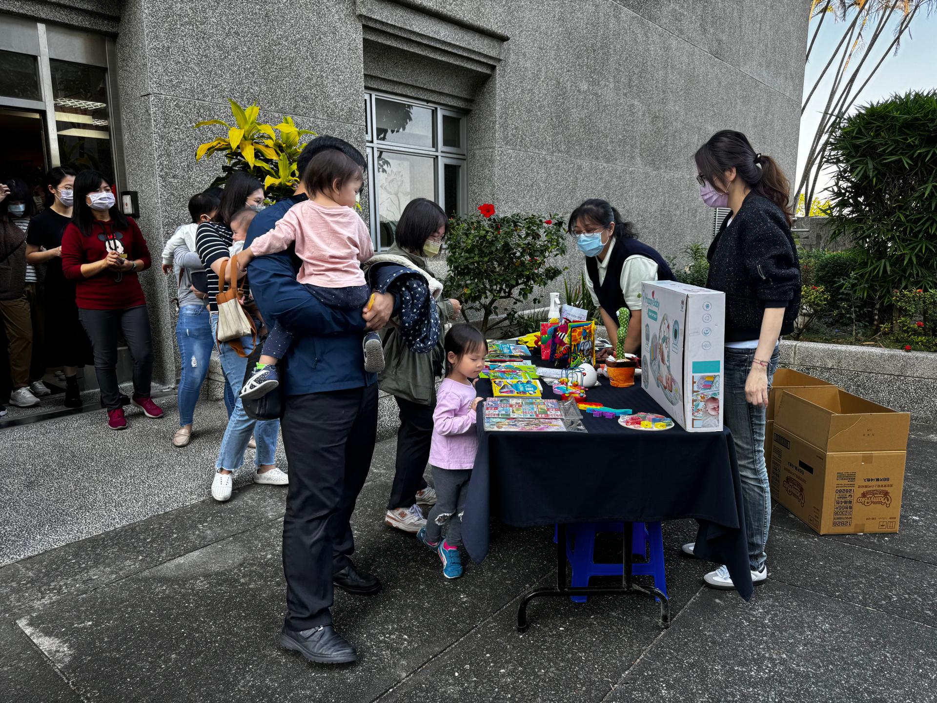 二手物交換攤位,讓孩子們帶著二手玩具、童書等,透過彼此溫馨的禮物交換延續物命