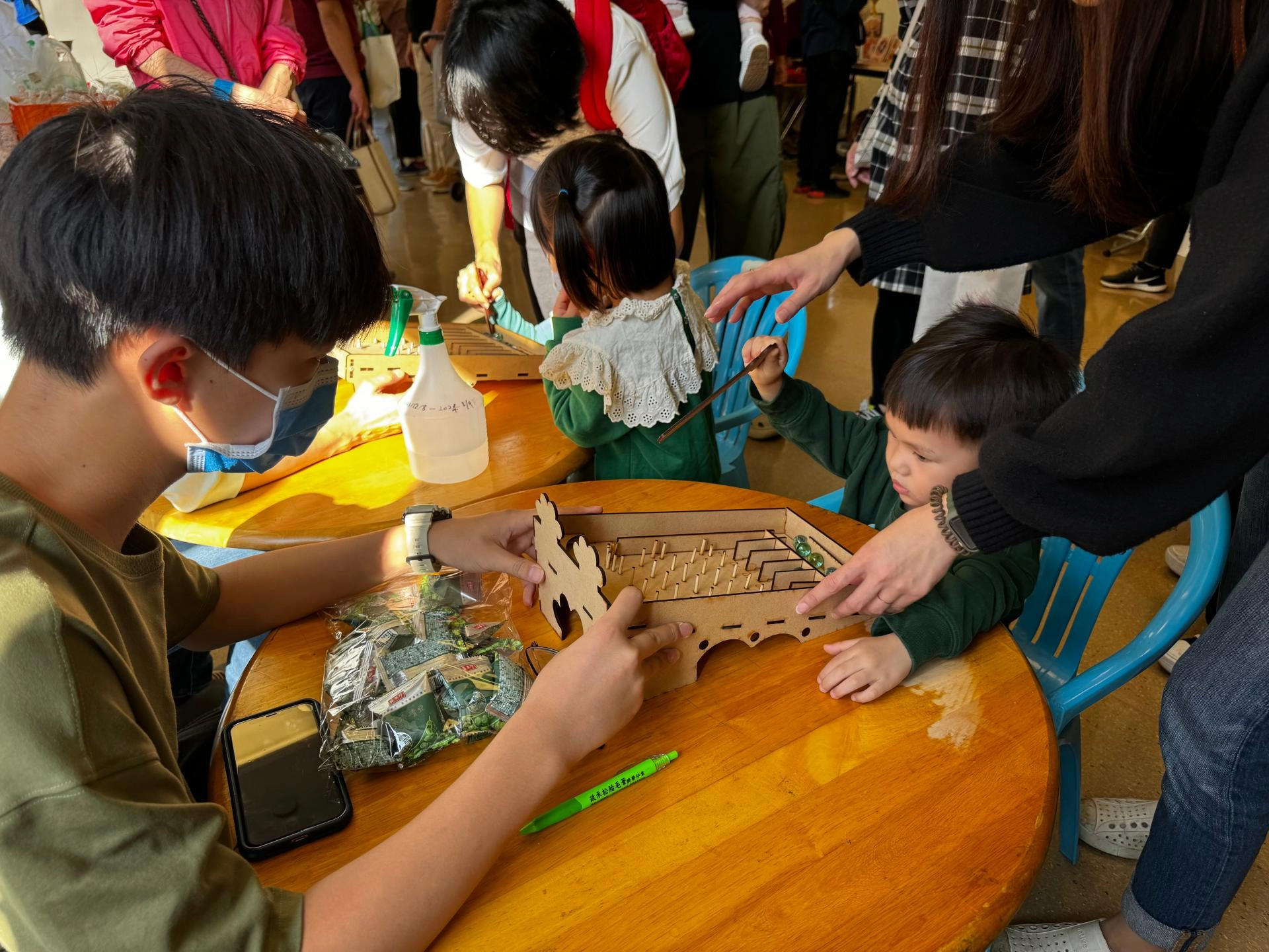 五珠連環碰，除了訓練幼童的神經系統能夠達到階段性需要，同時幫助肢體協調性