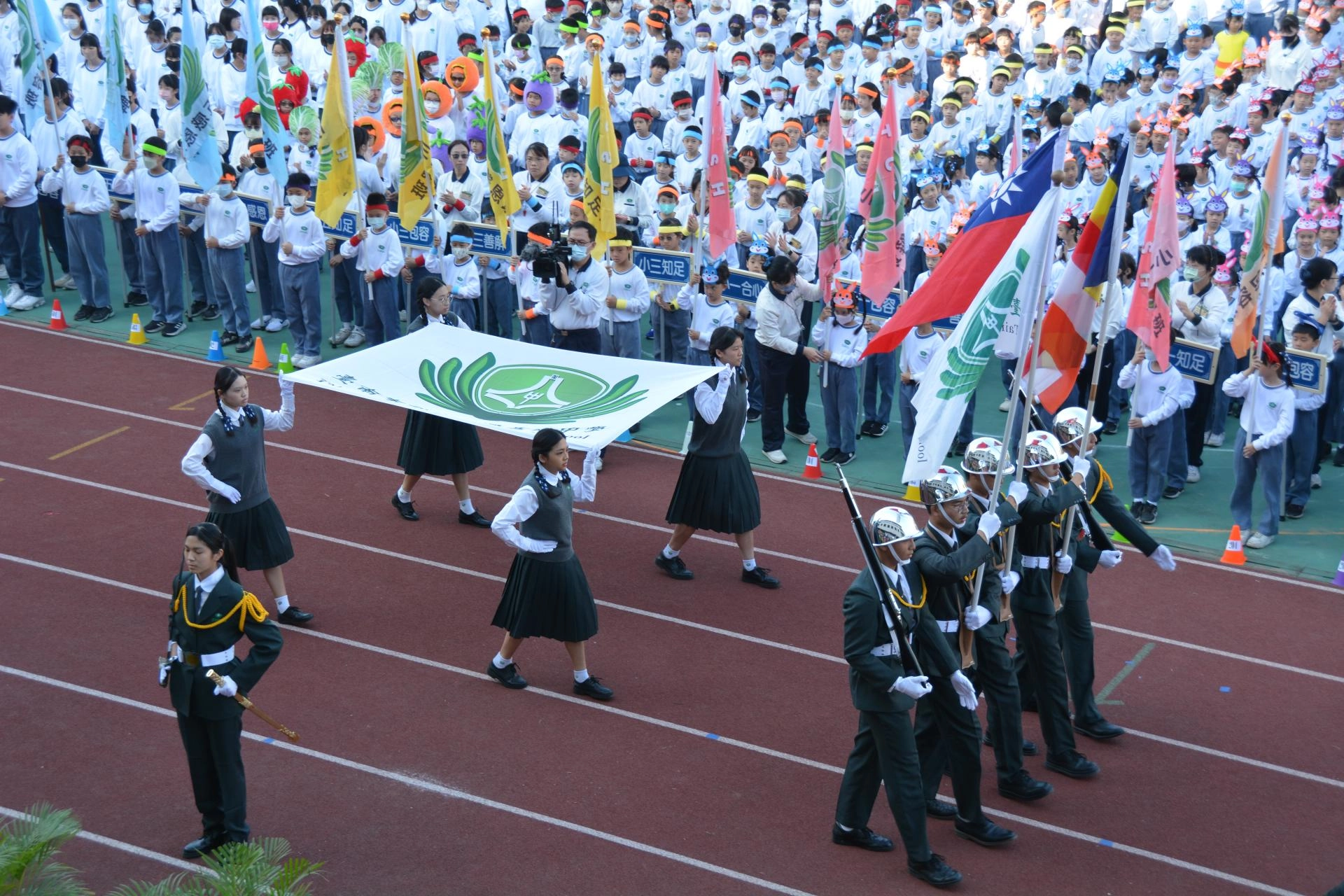 校旗在旗手槍兵護衛中，莊嚴進入會場。