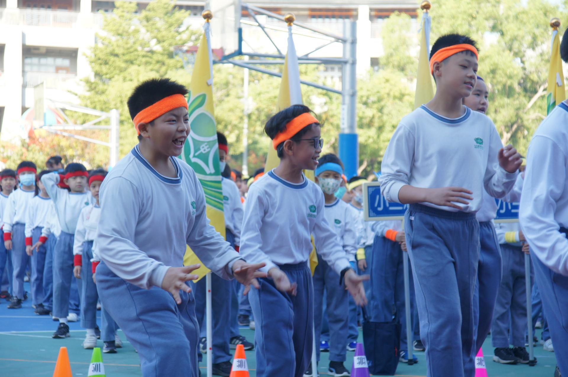 國小部同學高唱「吃菜尚蓋讚」，高歌熱舞展現熱情。 