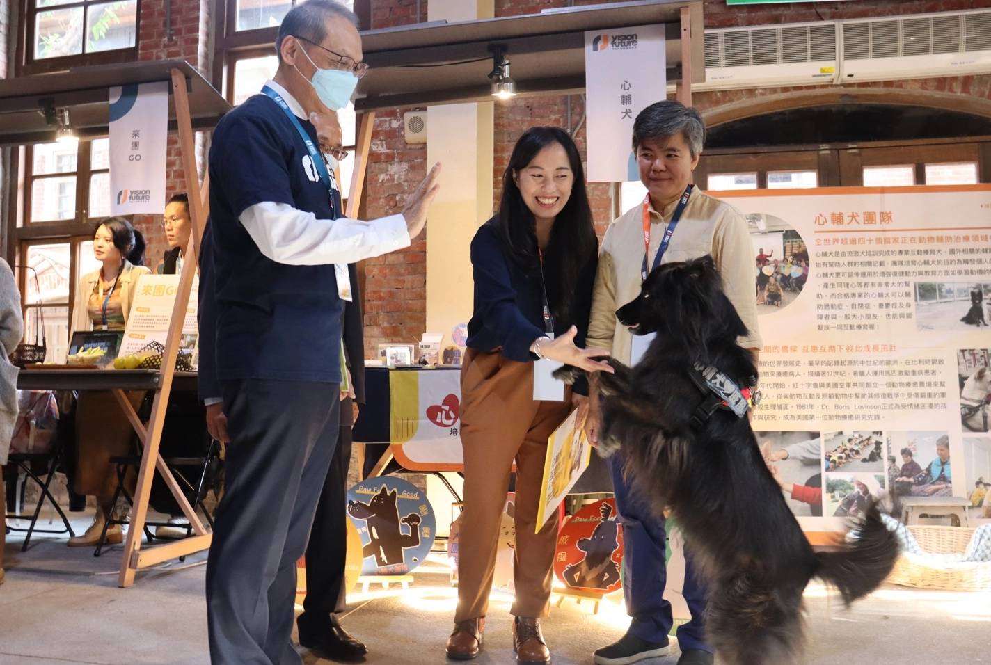 慈濟基金會顏博文執行長與各團隊互動熱切，「心輔犬」訓練有素，現場穩定性高。