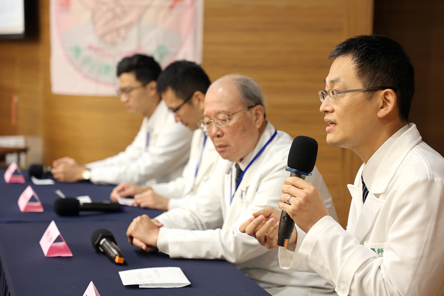 講座最後，醫療團隊與乳癌病友及家屬更深入交流對抗乳癌經驗分享。