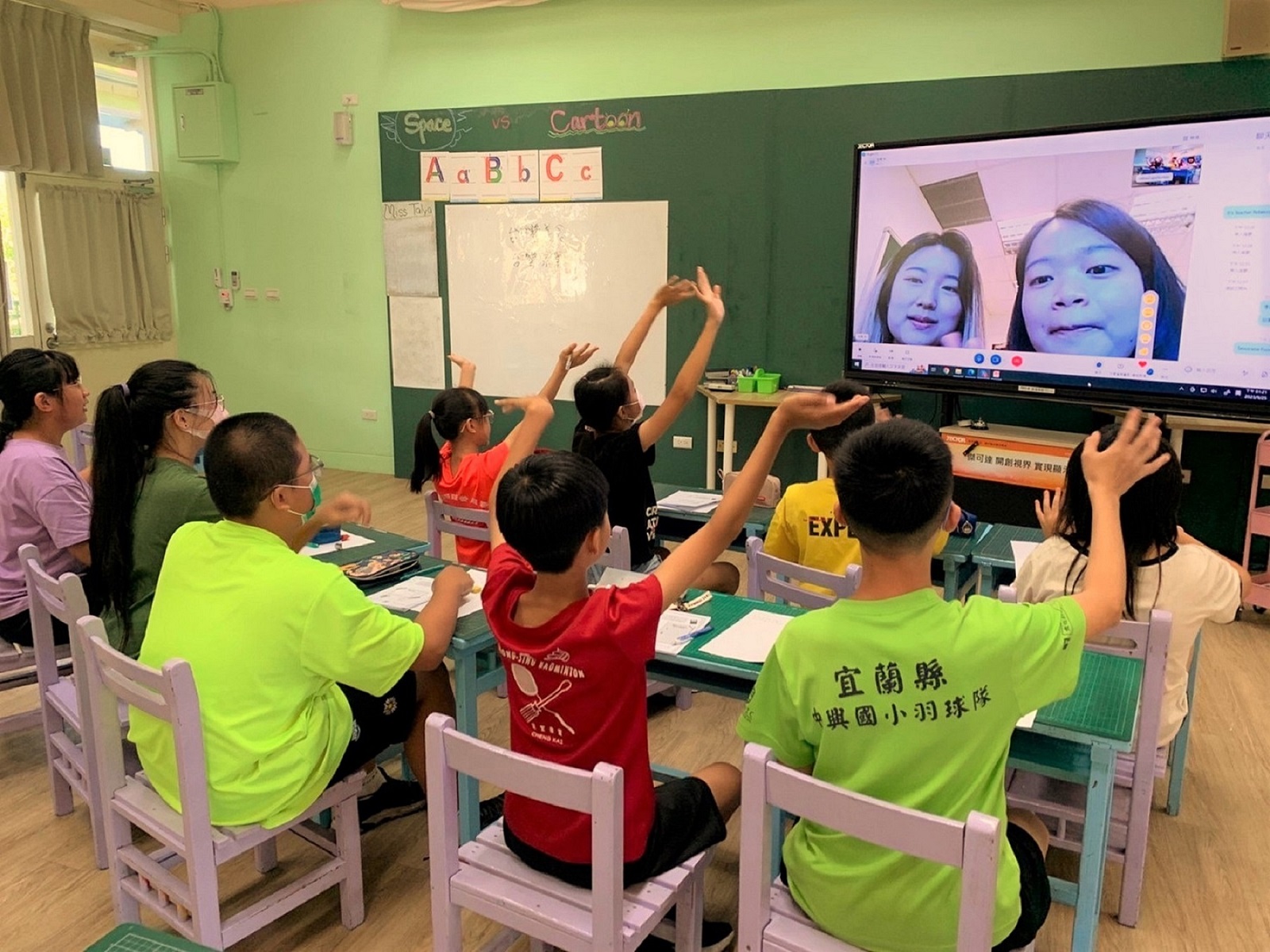 中小學生利用課後時間與大學伴視訊交流