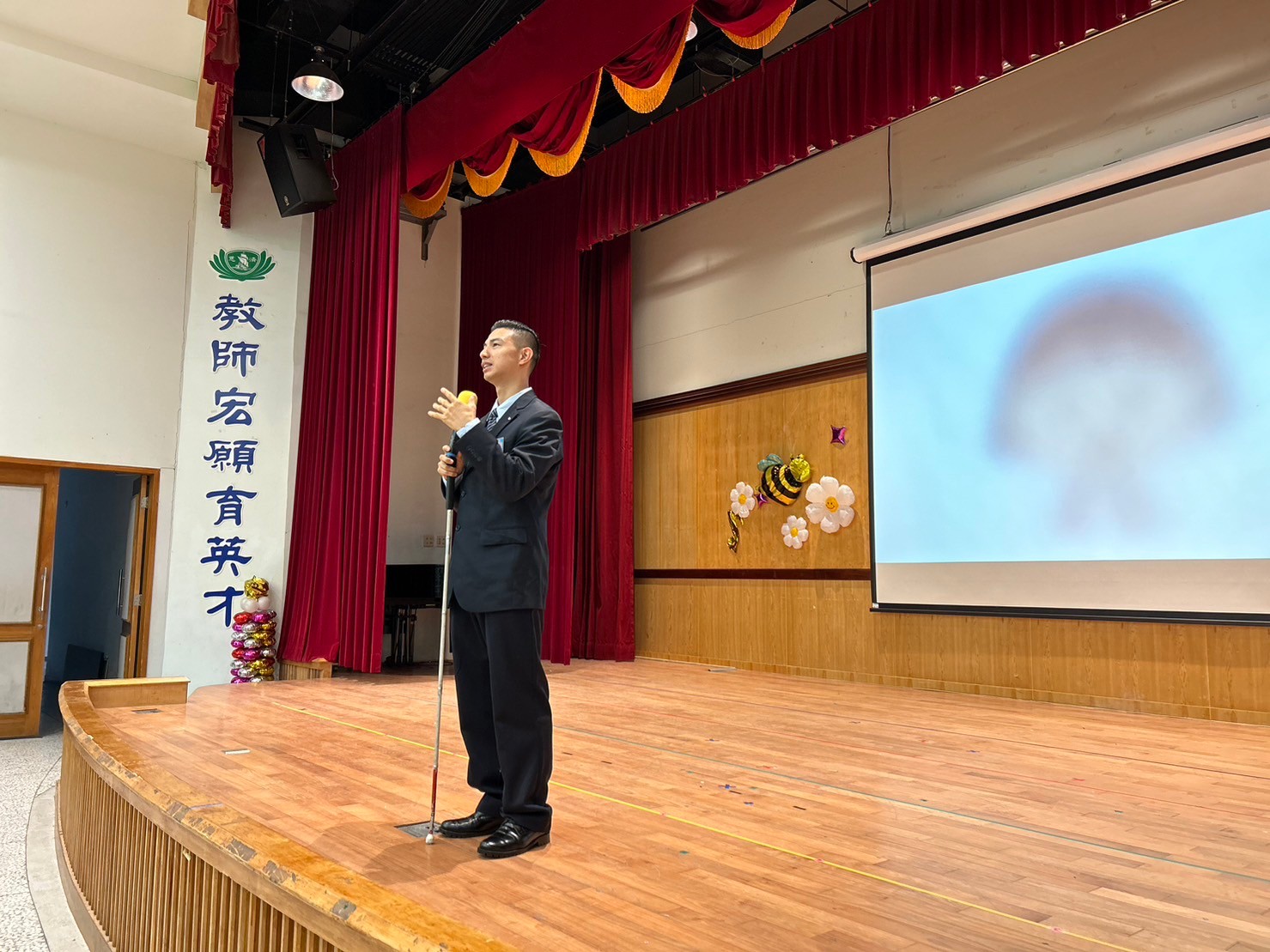 宥憲哥哥利用模糊的照片讓孩子猜一猜，體驗一下視力損傷的人看不清楚東西的感受。