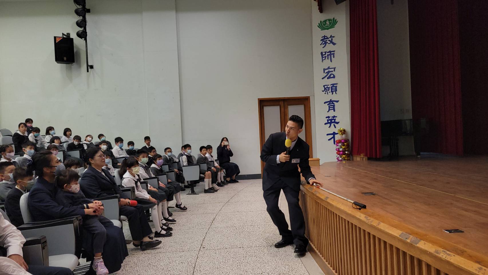宥憲哥哥示範自己經過教導後，如何學會用手背，沿著桌面或牆壁等堅硬的表面去觸碰到物品