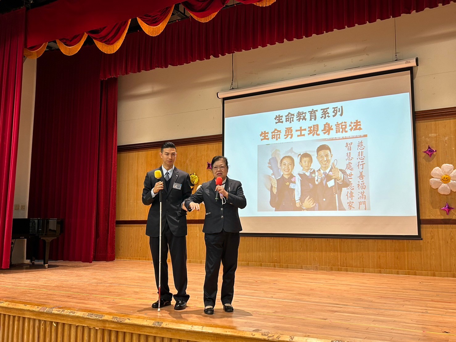 李玲惠校長親自示範協助視障者的正確引導方式