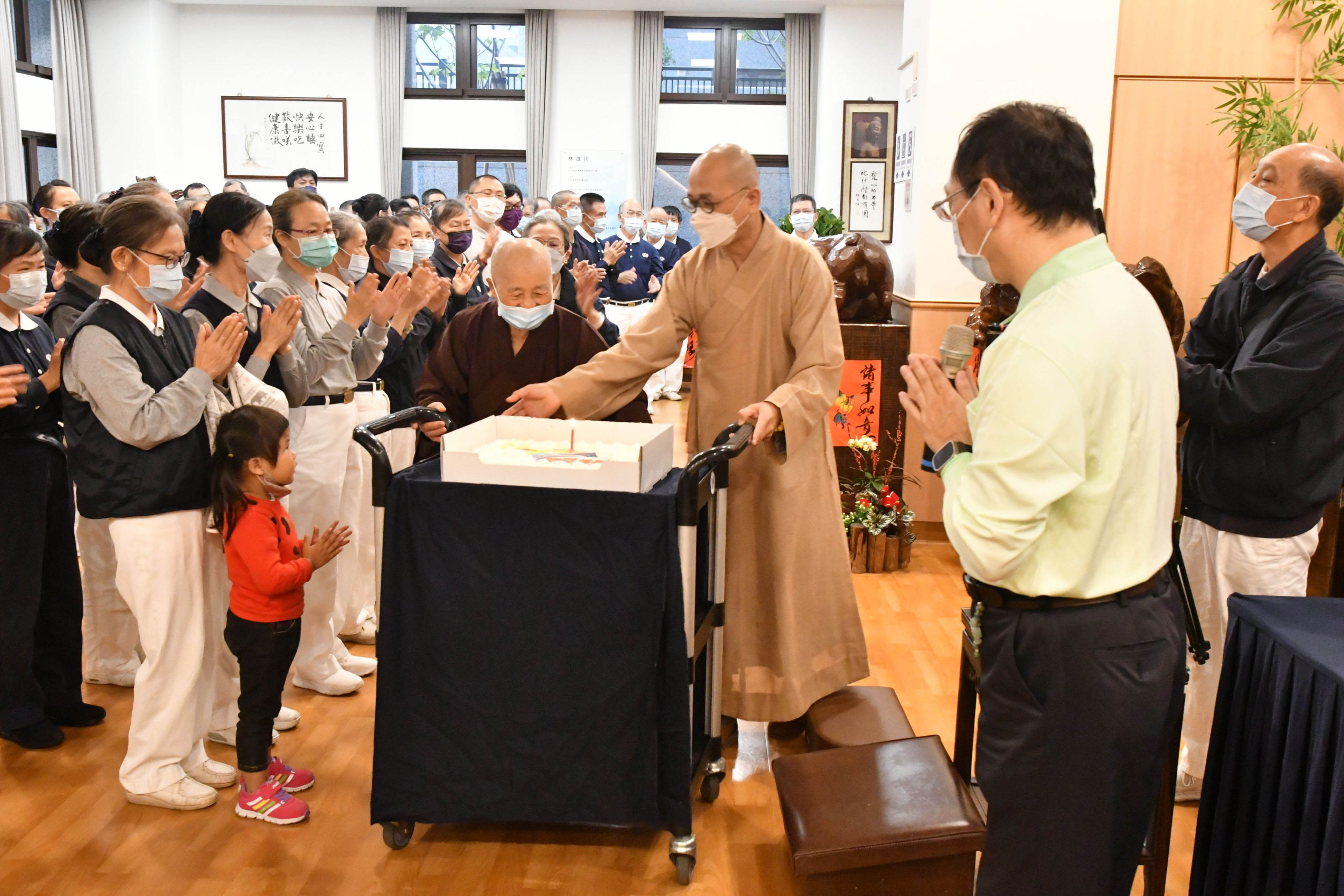華雨精舍長叡法師與明聖長老尼送來生日蛋糕，祝福三義慈濟中醫醫院生日快樂。