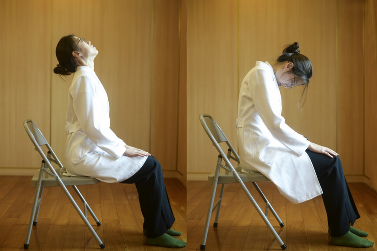 貓牛式：坐在椅子前三分之一處，雙手輕放在膝蓋。吸氣時，肩膀向後張，脊椎向上延伸；吐氣時，背部向後拱起，腹部內收。