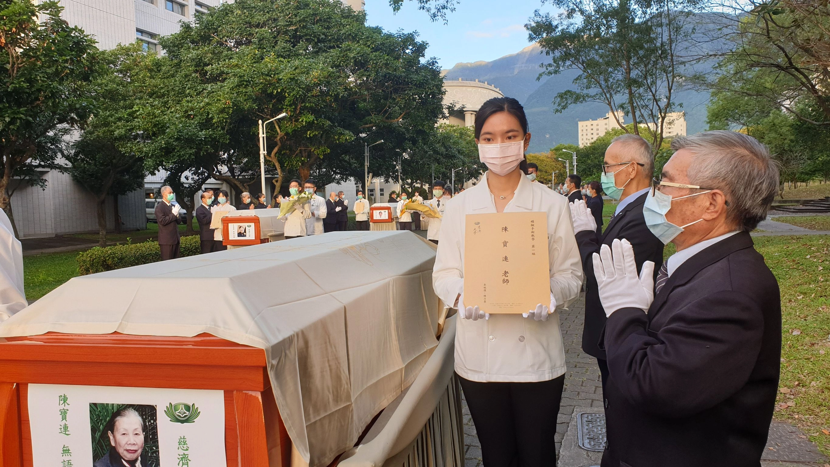 慈大醫學生李婉儀說：「透過家訪認識了老師，在課堂上劃下每一刀，縫合每一針時都特別的小心。」