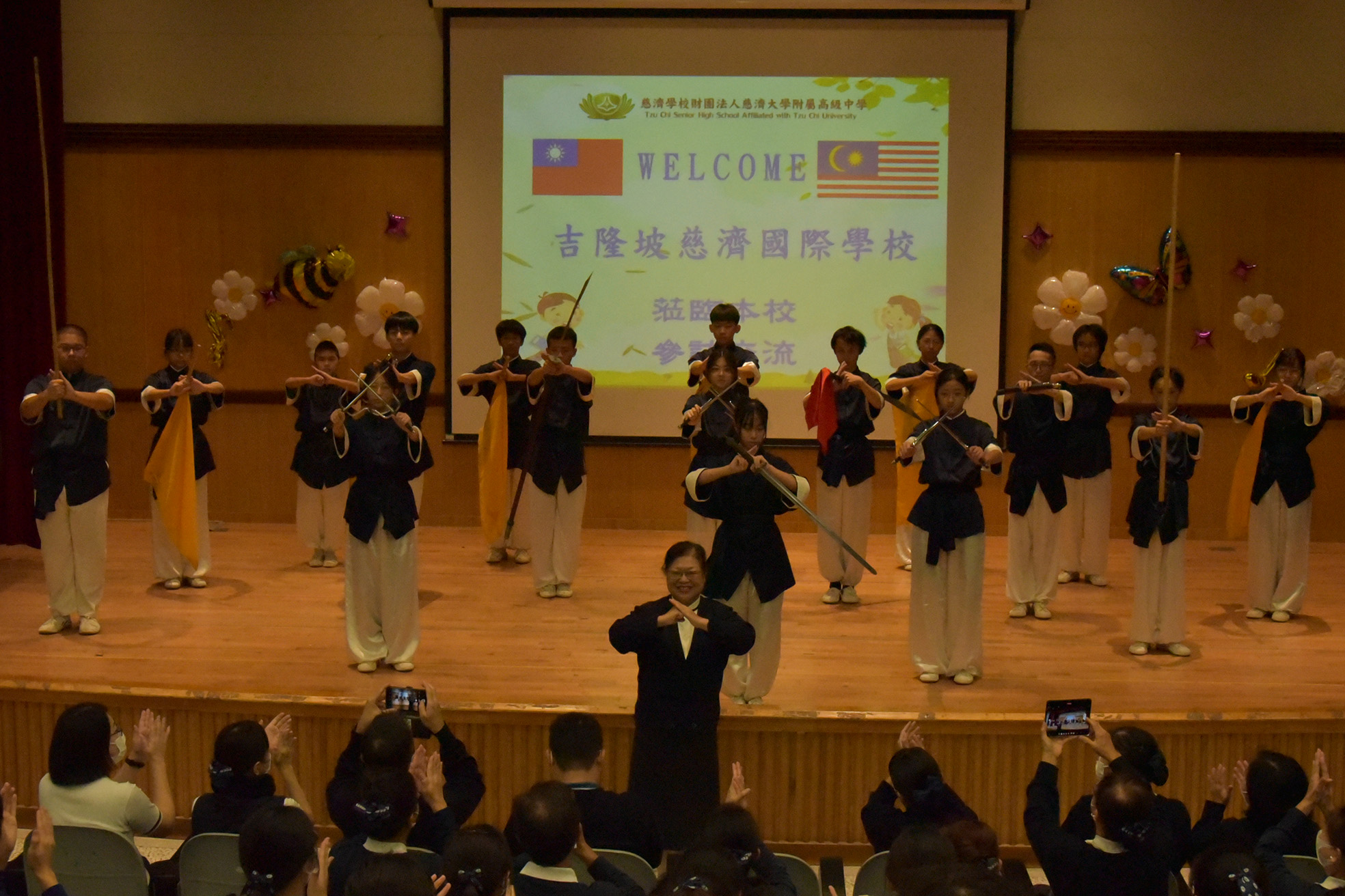 慈大附中國術隊在今年暑假曾到馬來西亞交流，在歡迎儀式上以國術套路與兵器展現融合武術與人文精神，迎接來自馬來西亞的同學們。