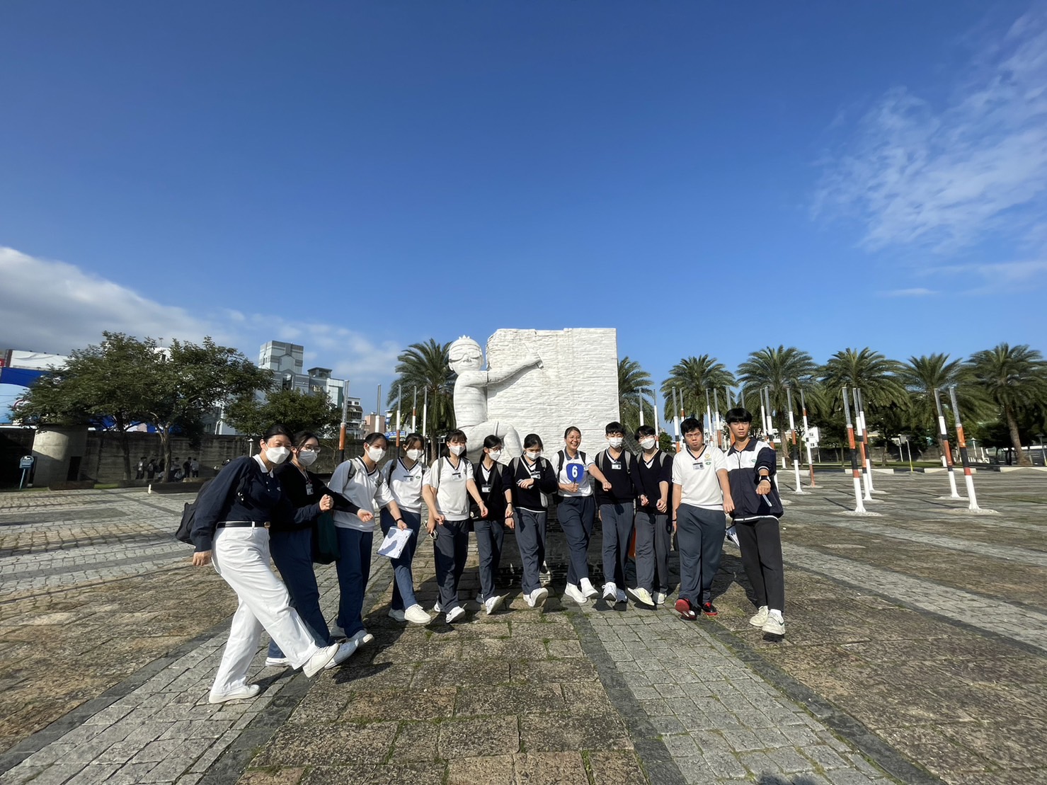 下午的港市尋蹤路線從自由廣場出發，學生踏查當年歷史遺跡，認識花蓮港市的發展。