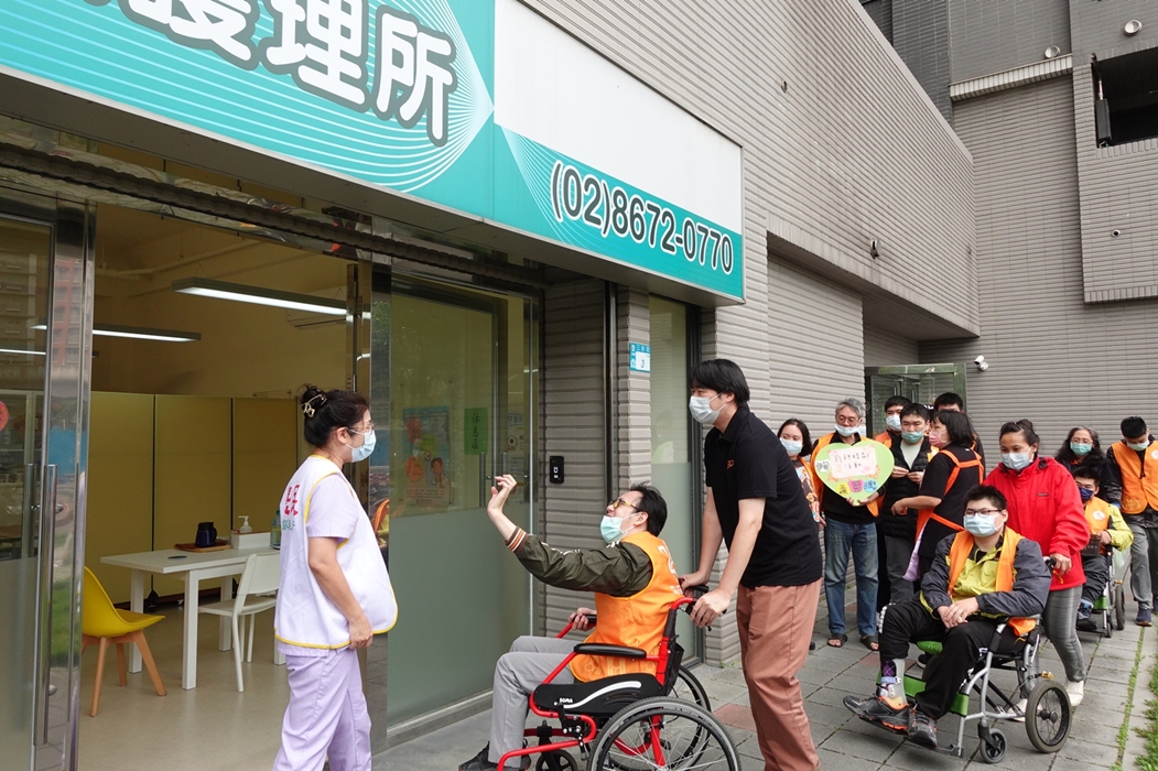 慧民居家護理每月提供三峽國光日照中心簡易健康護理課程,提升服務對象生活自理能力。