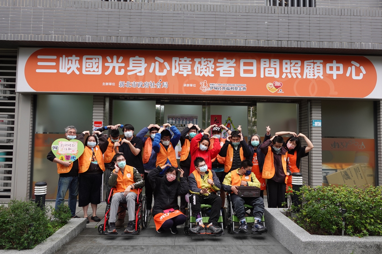伊甸三峽國光身障日照中心12日聖誕前夕報佳音社區適應活動,促進服務對象社區融合,與增進鄰里關係。