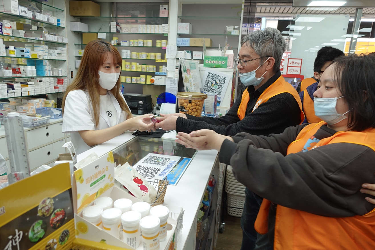 三峽國光日照中心的阿全伯與女兒帶著大家一起拜訪鄰居,成功克服社交恐懼,完成任務。