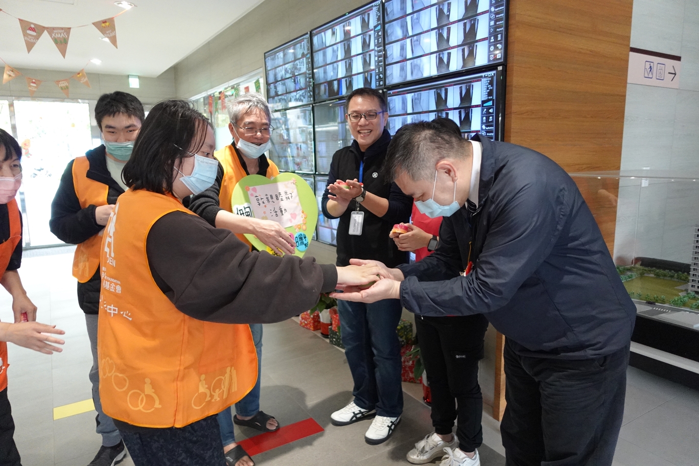 三峽國光日照中心阿全伯的女兒到中心後,慢慢已能一起全程參與活動,不再時刻想回家。