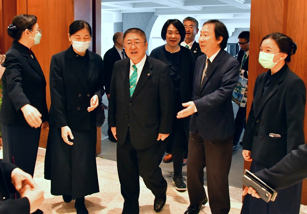 日本岩手縣宮古市長山本正德走進台北關渡靜思堂,親切用「您好、您好」的中文跟大家打招呼,臉上堆滿親切的笑容。