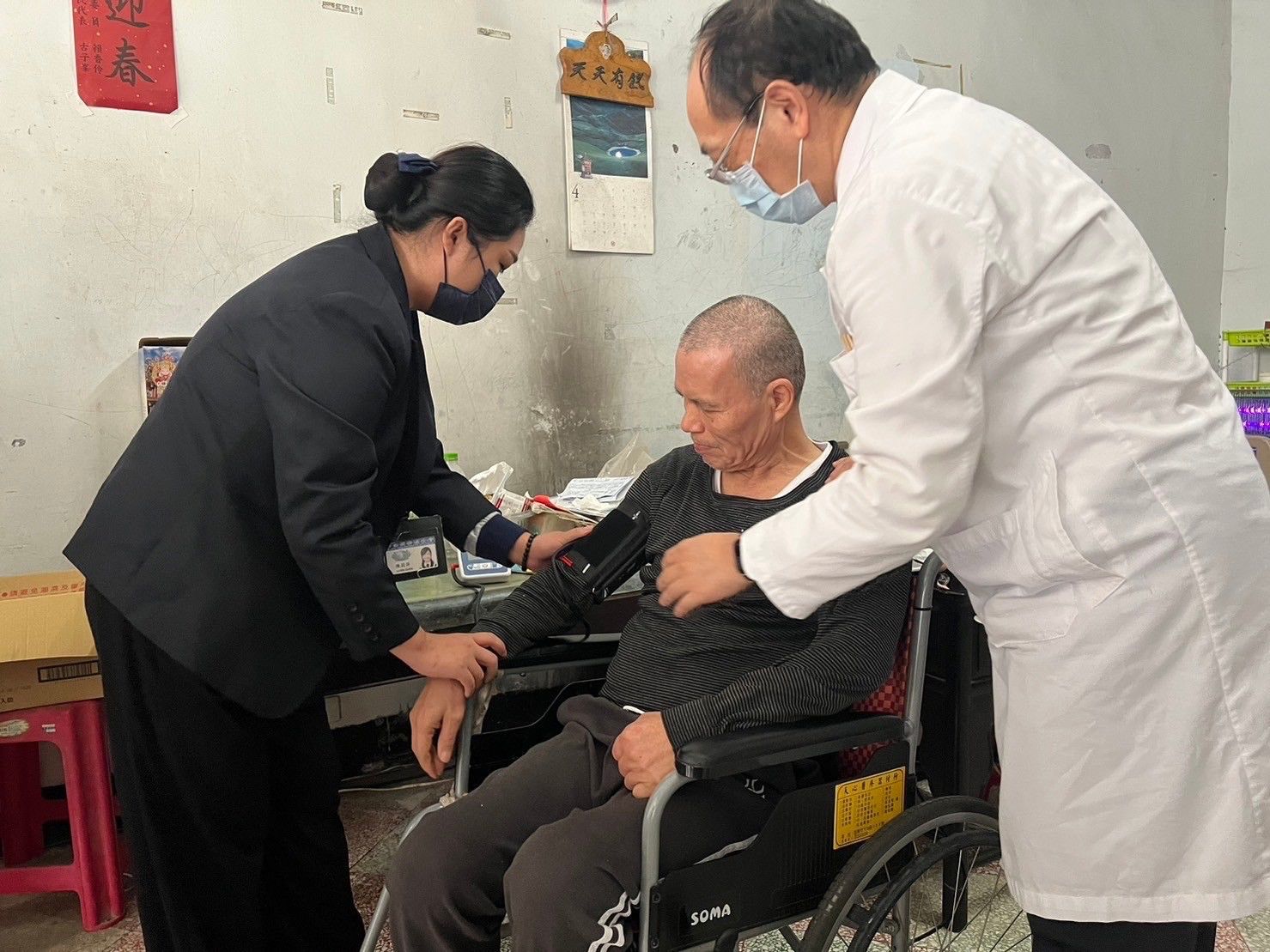 葉家舟院長與長照同仁至獨居的羅老先生家關懷送暖。