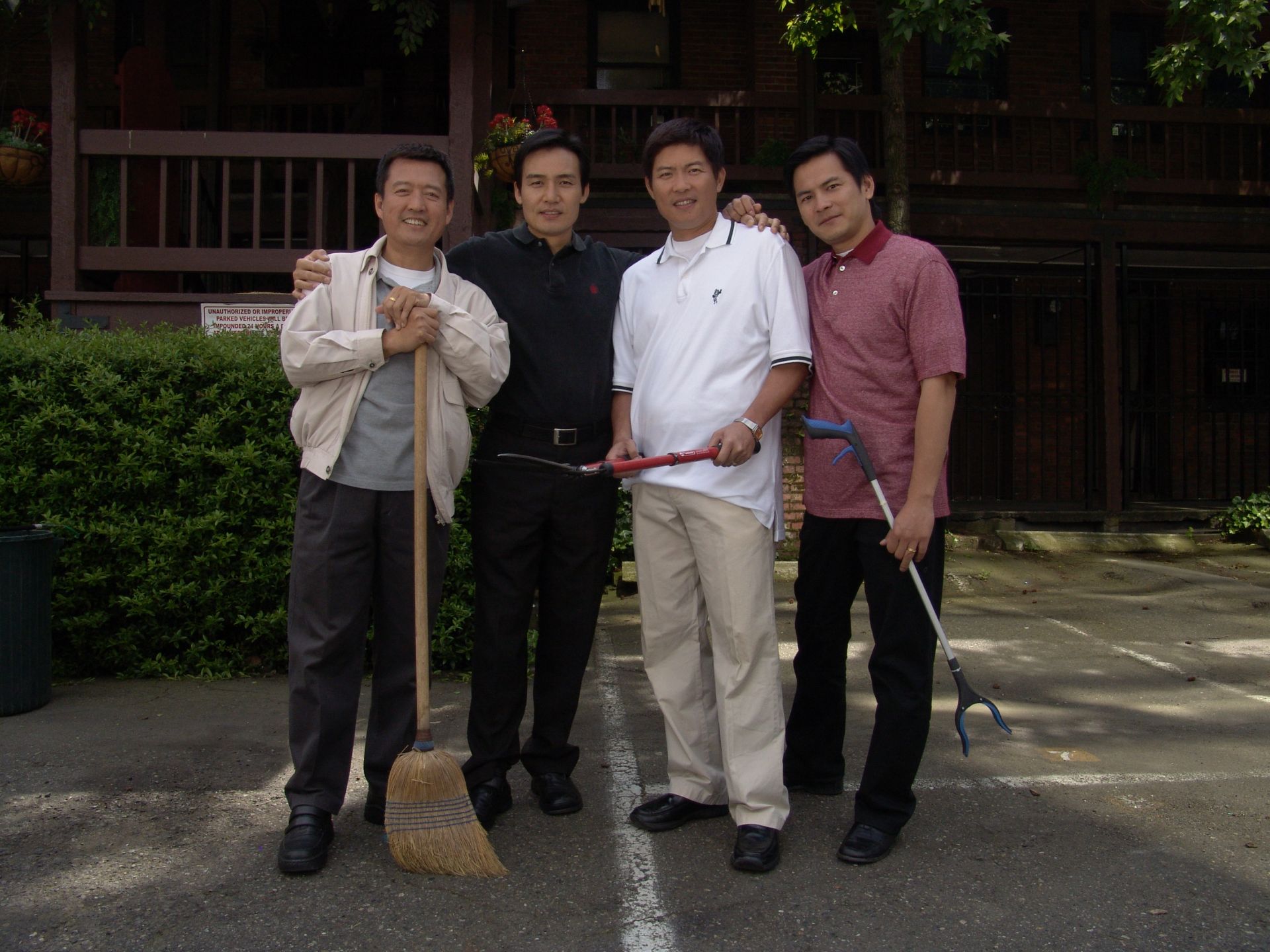 大愛劇《草山春暉》講述高家四兄弟的故事,檢場(左)飾演大哥高銘宗。