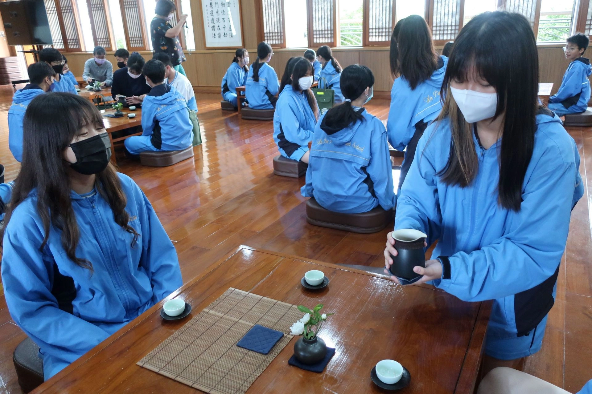 茶道課程讓學生學習待客的禮儀及泡茶的細節。